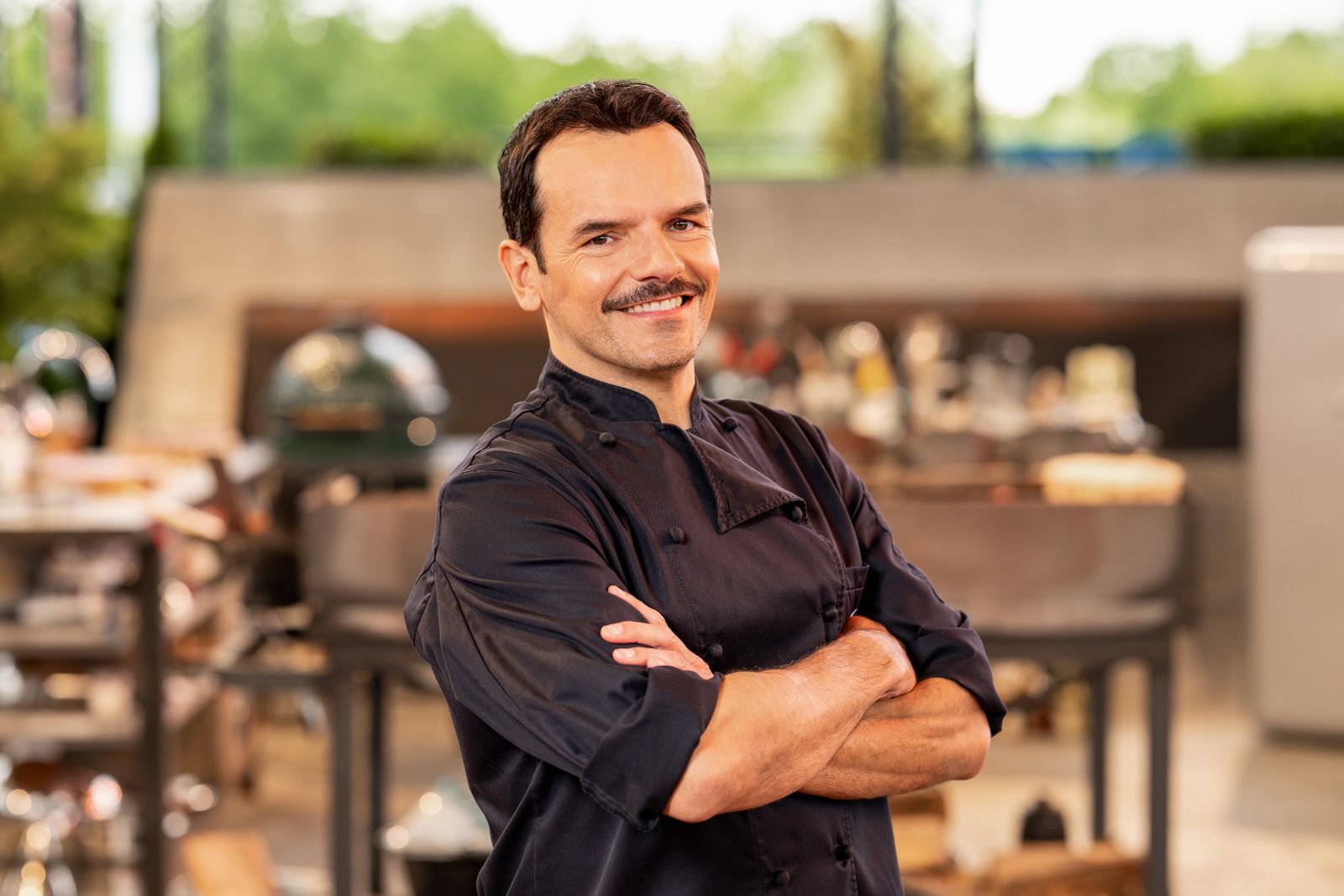 Wette verloren, Vollbart ab! Steffen Henssler präsentierte sich bei „Grill den Henssler Sommer-Special“ (VOX) obenrum runderneuert. Sehr zur Schadenfreude von seinen Mitstreitern - aber mit erstaunlichen Perspektiven. (Bild: RTL/Markus Hertrich)