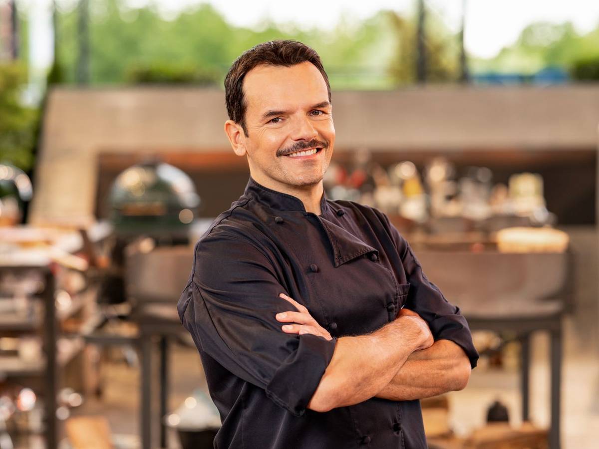 Wette verloren, Vollbart ab! Steffen Henssler präsentierte sich bei „Grill den Henssler Sommer-Special“ (VOX) obenrum runderneuert. Sehr zur Schadenfreude von seinen Mitstreitern - aber mit erstaunlichen Perspektiven. (Bild: RTL/Markus Hertrich)