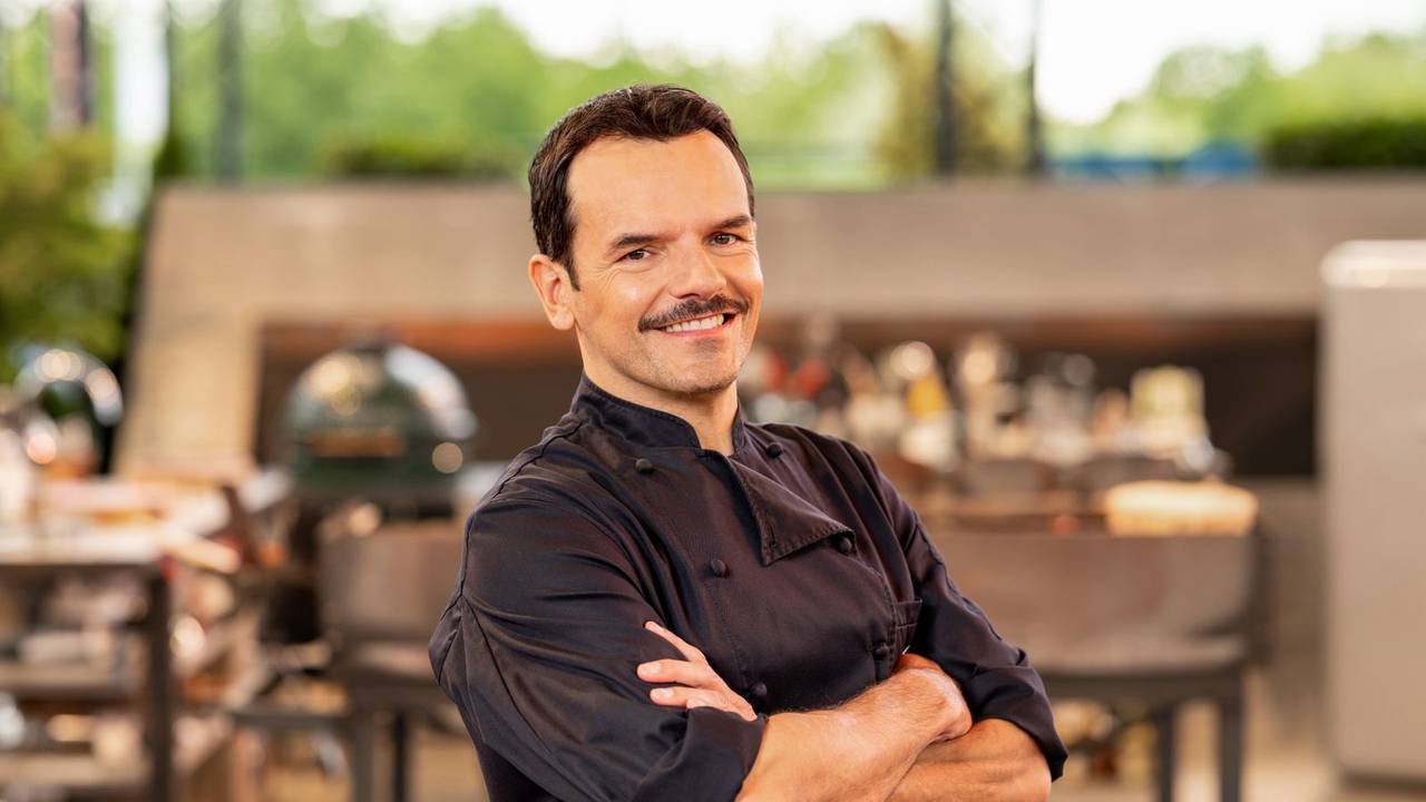 Wette verloren, Vollbart ab! Steffen Henssler präsentierte sich bei „Grill den Henssler Sommer-Special“ (VOX) obenrum runderneuert. Sehr zur Schadenfreude von seinen Mitstreitern - aber mit erstaunlichen Perspektiven. (Bild: RTL/Markus Hertrich)