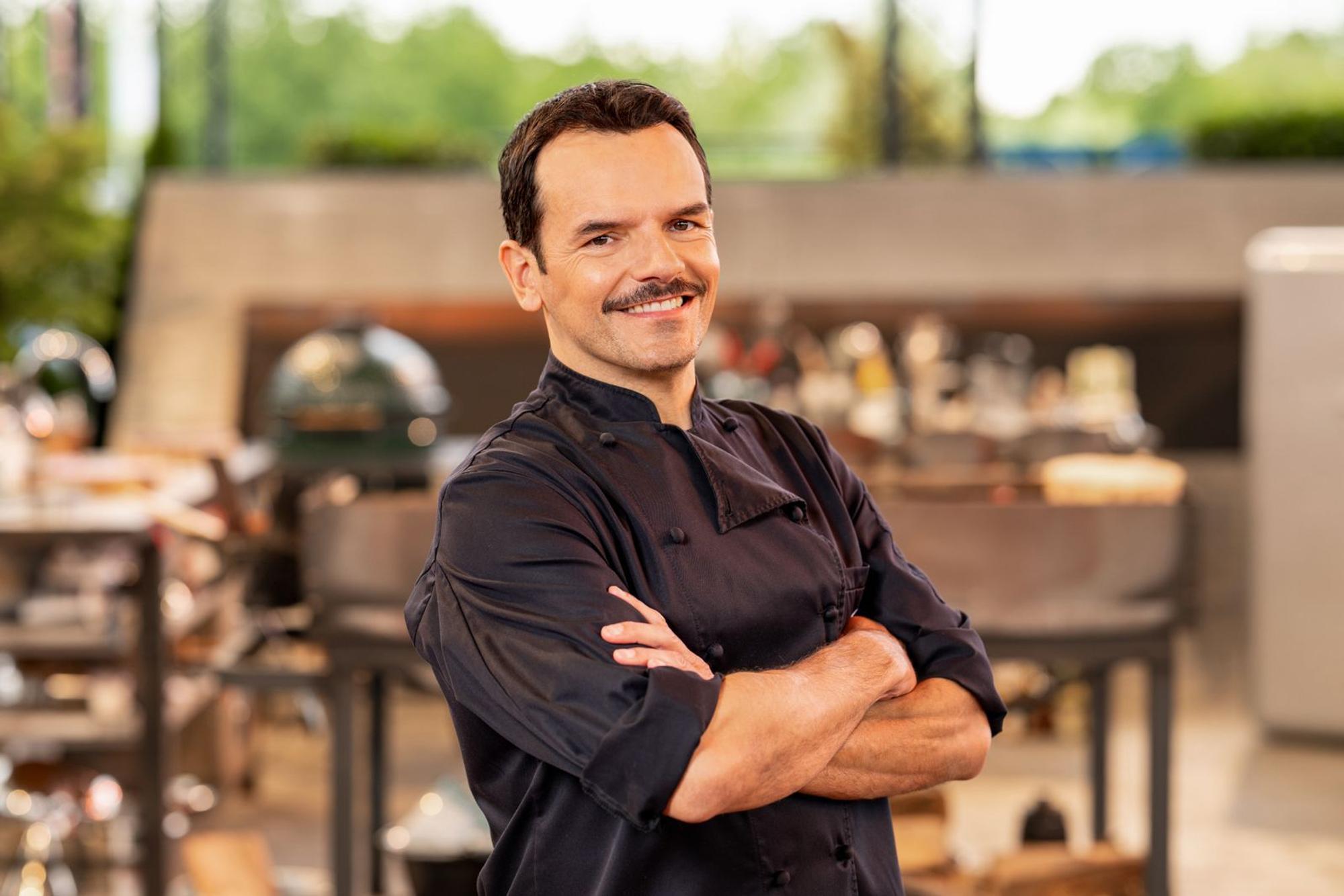 Wette verloren, Vollbart ab! Steffen Henssler präsentierte sich bei „Grill den Henssler Sommer-Special“ (VOX) obenrum runderneuert. Sehr zur Schadenfreude von seinen Mitstreitern - aber mit erstaunlichen Perspektiven. (Bild: RTL/Markus Hertrich)