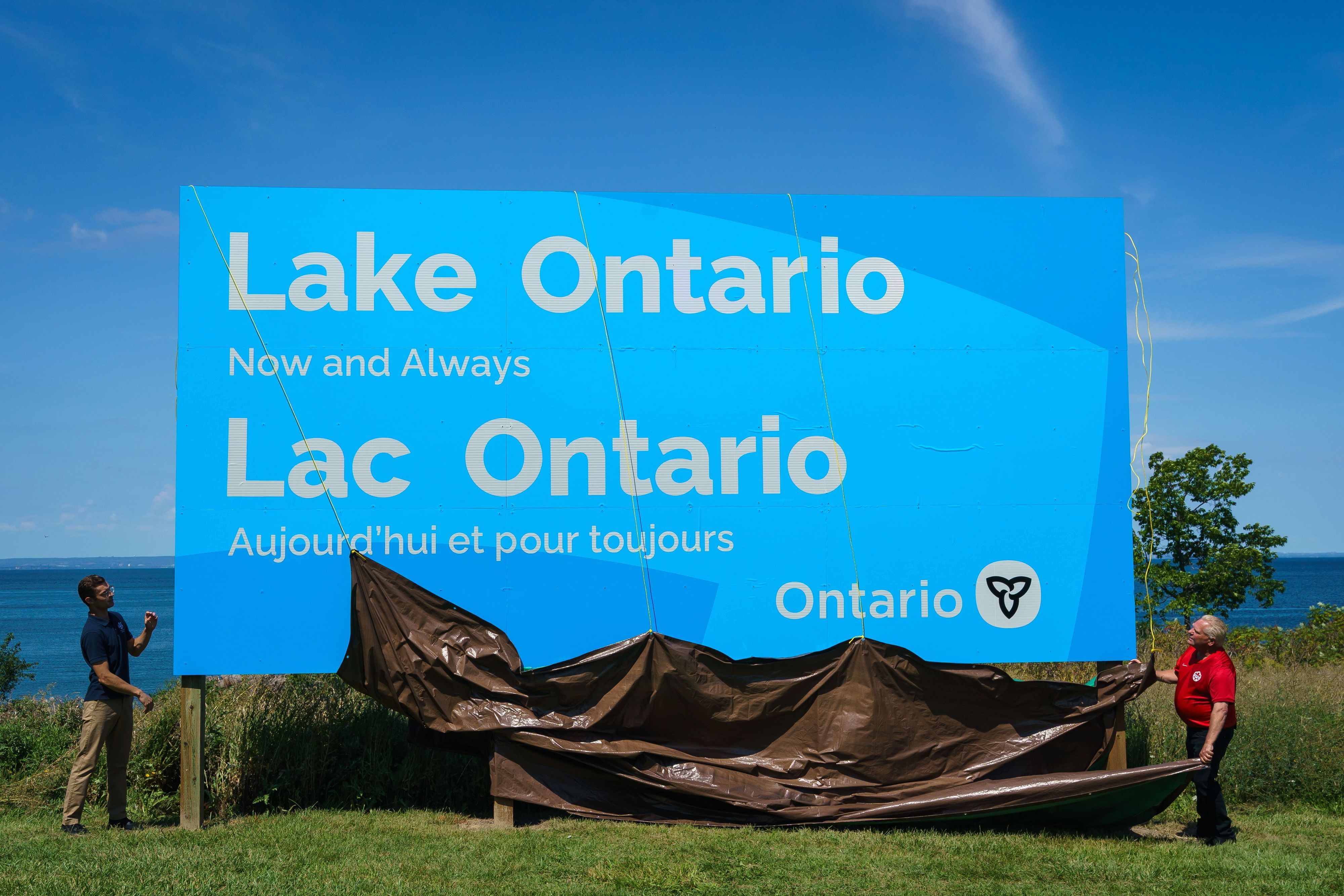 Doug Ford (r), Premierminister von Ontario, und Sam Oosterhoff, Abgeordneter des Provinzparlaments für Niagara West, enthüllen in der Fifty Point Conservation Area ein Schild für den Ontariosee.