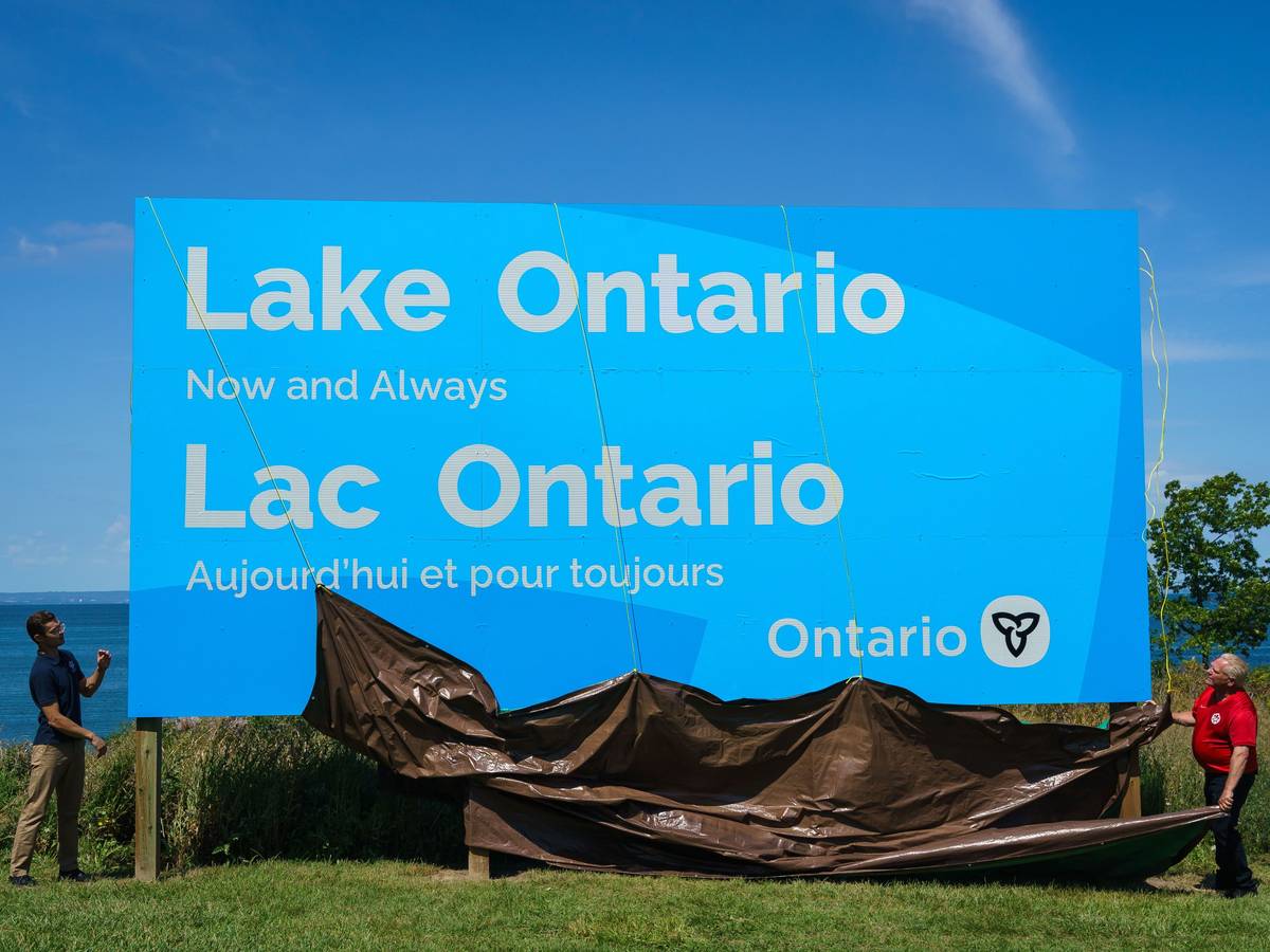 Doug Ford (r), Premierminister von Ontario, und Sam Oosterhoff, Abgeordneter des Provinzparlaments für Niagara West, enthüllen in der Fifty Point Conservation Area ein Schild für den Ontariosee.