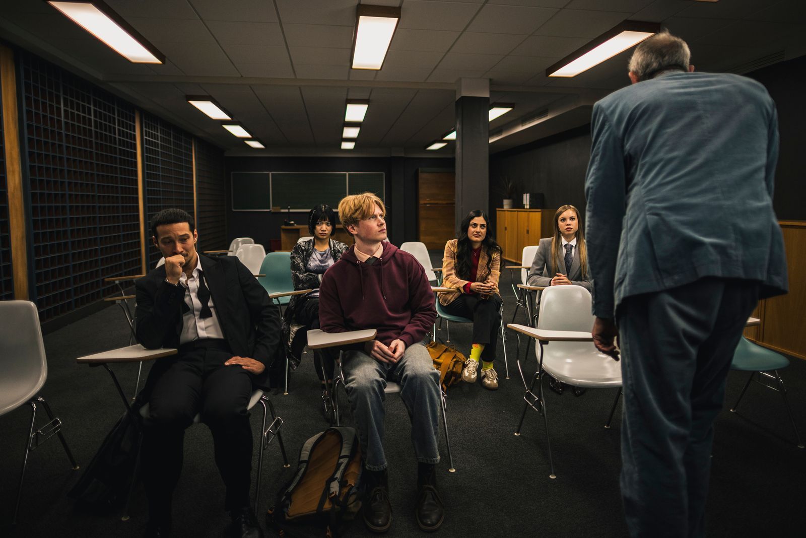Die BND-Auszubildenden Andreas (von links) Andi (Klaus Steinbacher), Yuki (Nhung Hong) Asel (Lukas Zumbrock), Sami (Sogol Faghani) und Victoria (Lea Zoë Voss) werden von Agentenlegende Voss (Götz Otto) ins Handwerk und die Kunst der Spionage eingeführt. (Bild: ZDF und susanne bernhard)