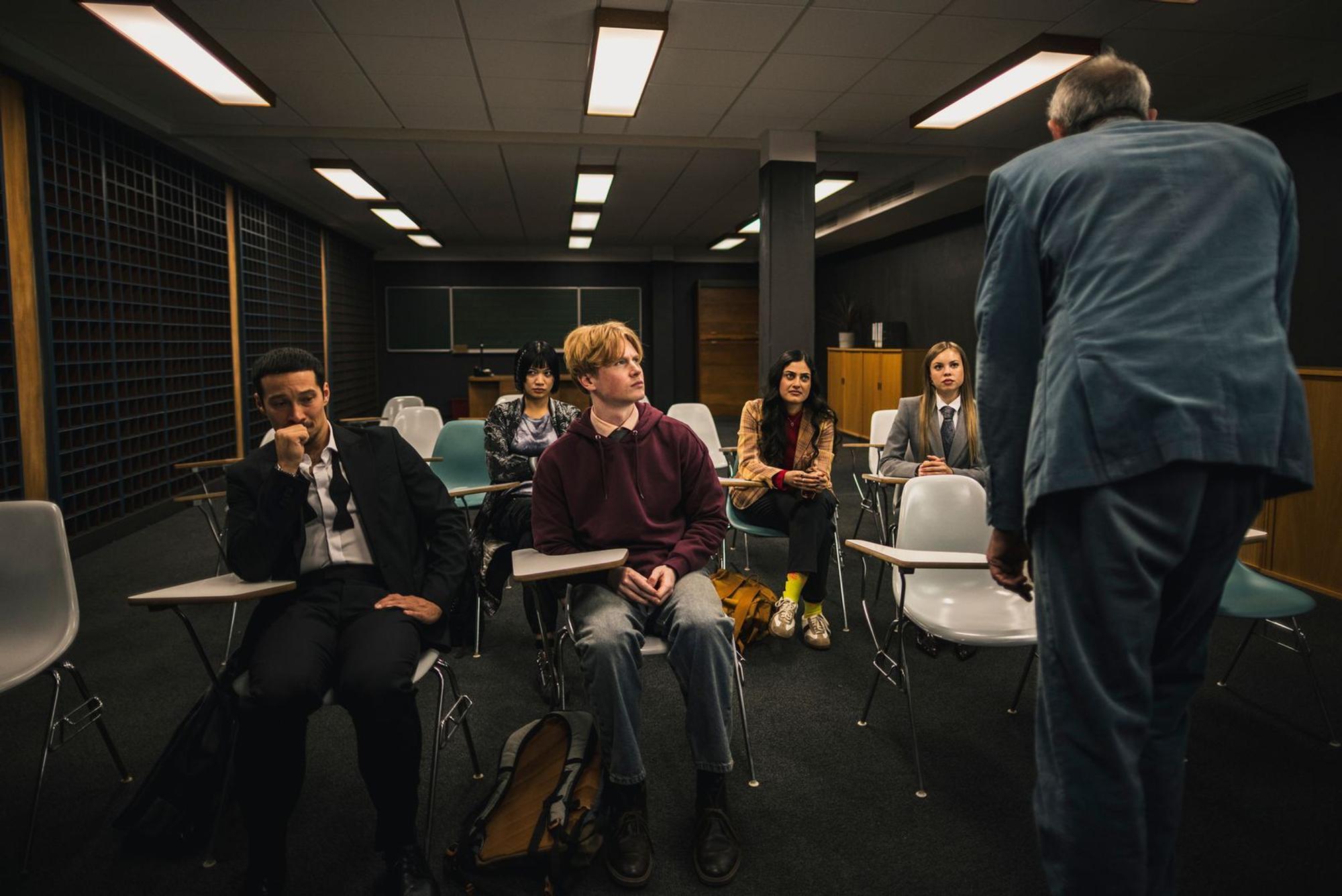 Die BND-Auszubildenden Andreas (von links) Andi (Klaus Steinbacher), Yuki (Nhung Hong) Asel (Lukas Zumbrock), Sami (Sogol Faghani) und Victoria (Lea Zoë Voss) werden von Agentenlegende Voss (Götz Otto) ins Handwerk und die Kunst der Spionage eingeführt. (Bild: ZDF und susanne bernhard)