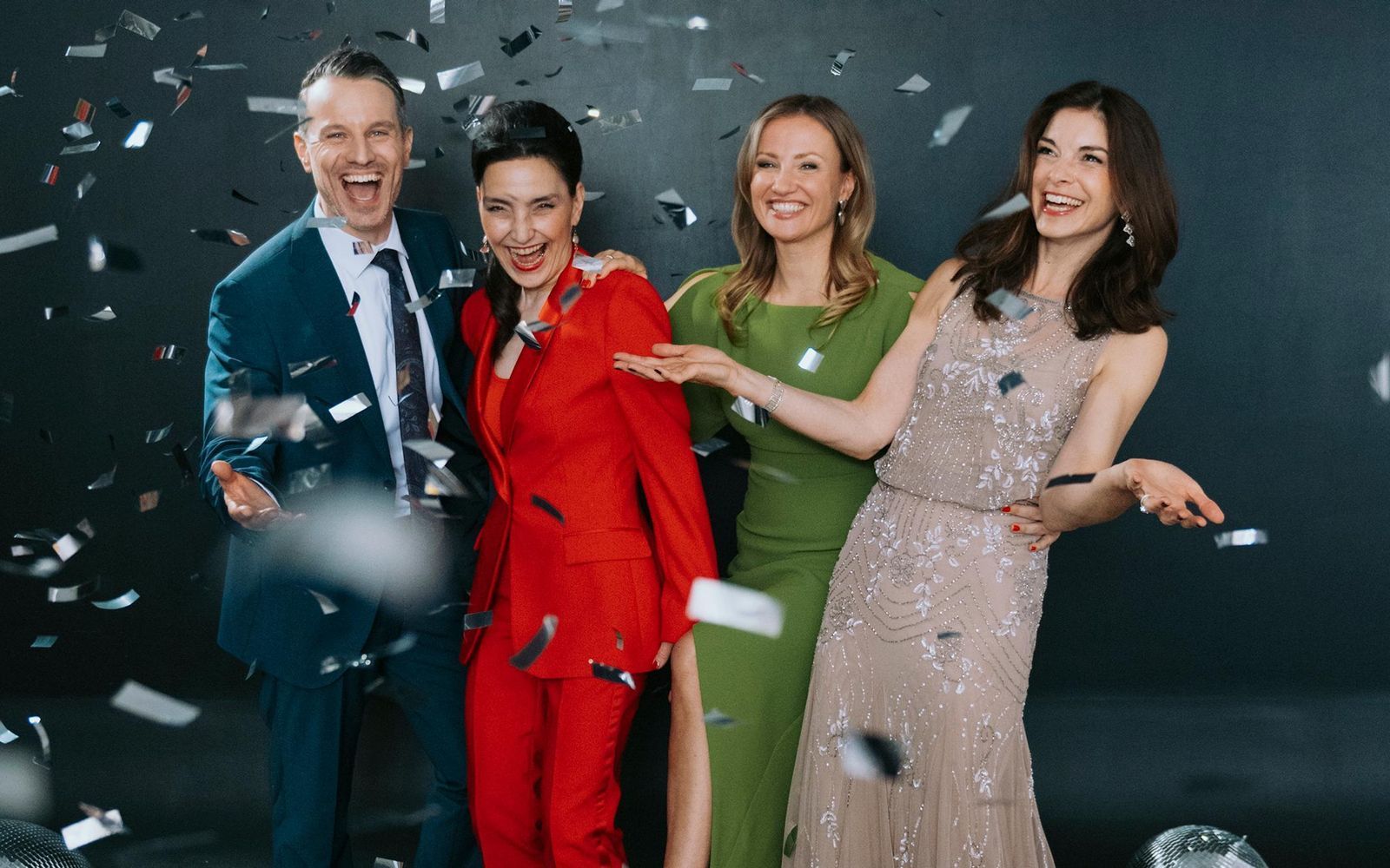„Alles was zählt“ feiert 20-Jahre-Jubiläum. Mit dabei sind die aktuellen Hauptdarstellerinnen und Hauptdarsteller, von links: Marc Dumitru, Tatjana Clasing, Ania Niedieck und Bianca Hein. (Bild: RTL / Julia Feldhagen)