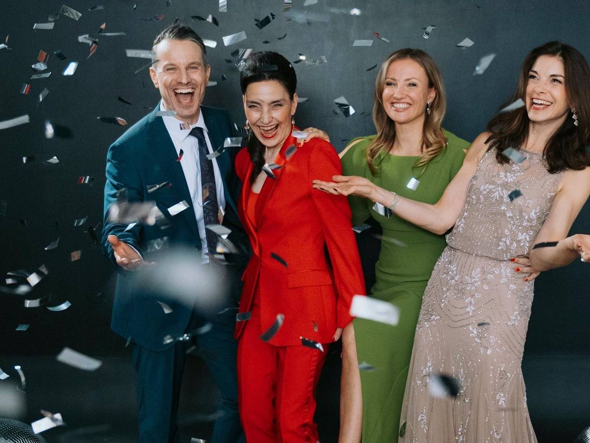 „Alles was zählt“ feiert 20-Jahre-Jubiläum. Mit dabei sind die aktuellen Hauptdarstellerinnen und Hauptdarsteller, von links: Marc Dumitru, Tatjana Clasing, Ania Niedieck und Bianca Hein. (Bild: RTL / Julia Feldhagen)