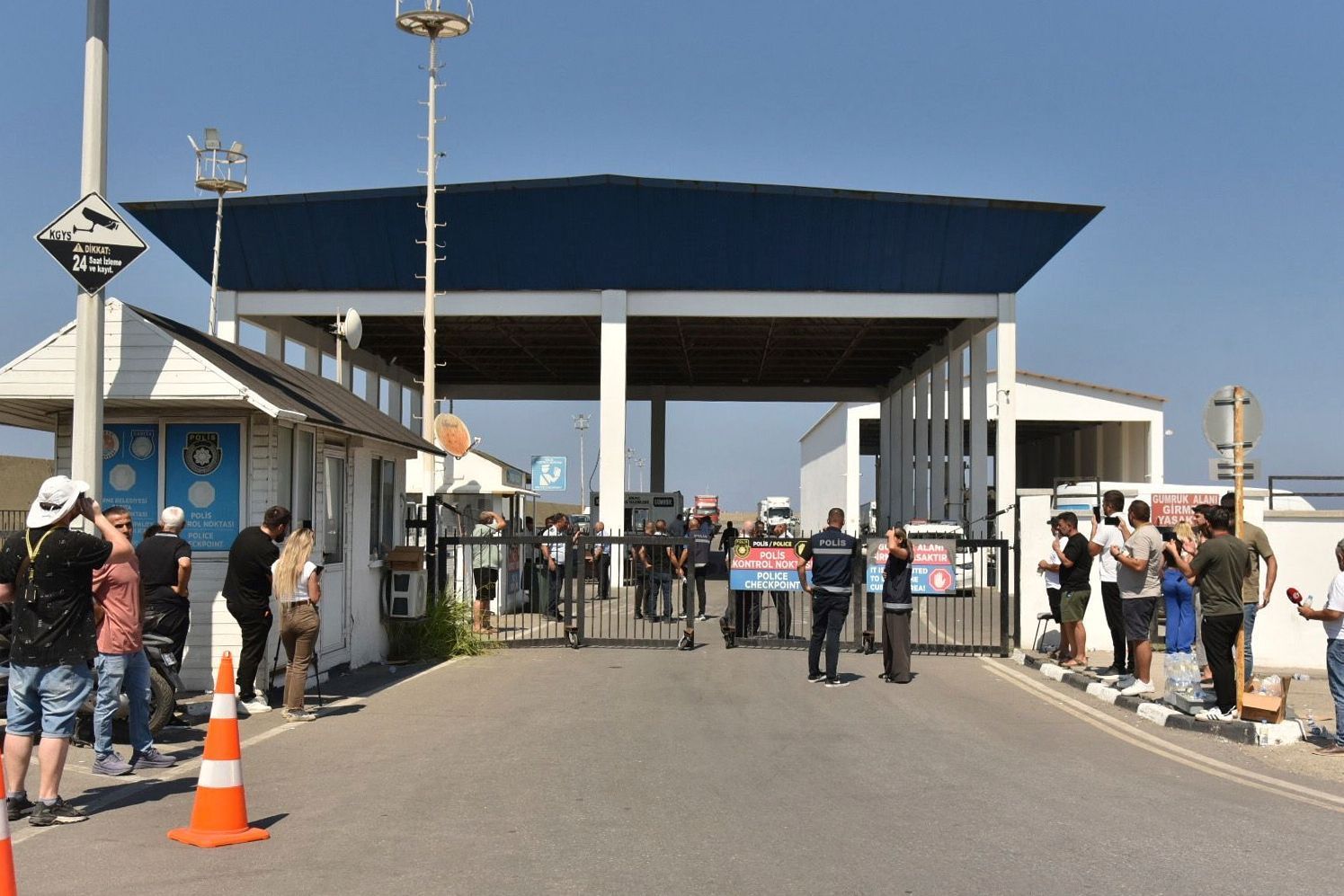 Menschen versammeln sich vor dem Hafen von Kyrenia im türkisch besetzten Norden Zyperns, nachdem eine Passagierfähre vor der Nordküste der Insel gekentert war.