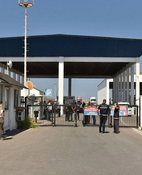 Menschen versammeln sich vor dem Hafen von Kyrenia im türkisch besetzten Norden Zyperns, nachdem eine Passagierfähre vor der Nordküste der Insel gekentert war.