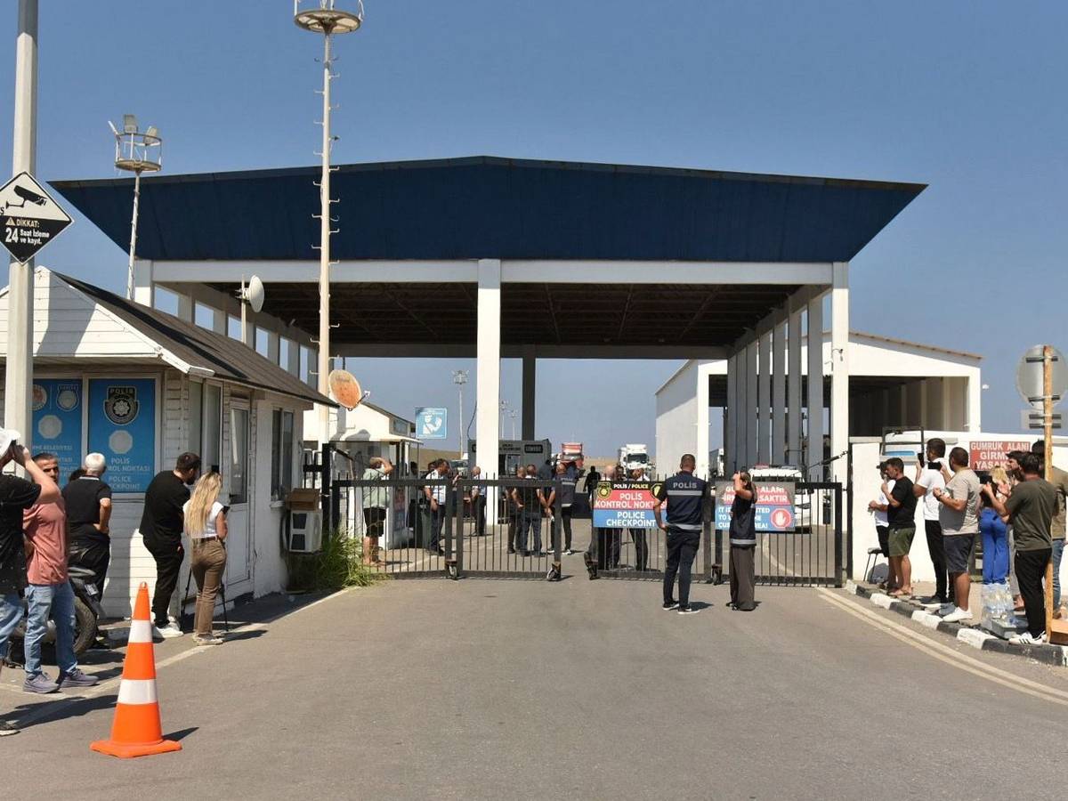 Menschen versammeln sich vor dem Hafen von Kyrenia im türkisch besetzten Norden Zyperns, nachdem eine Passagierfähre vor der Nordküste der Insel gekentert war.