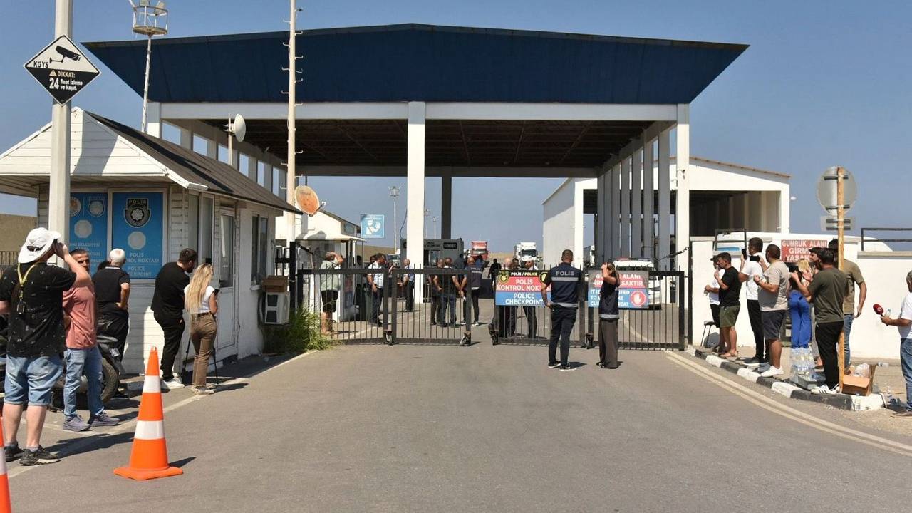 Menschen versammeln sich vor dem Hafen von Kyrenia im türkisch besetzten Norden Zyperns, nachdem eine Passagierfähre vor der Nordküste der Insel gekentert war.