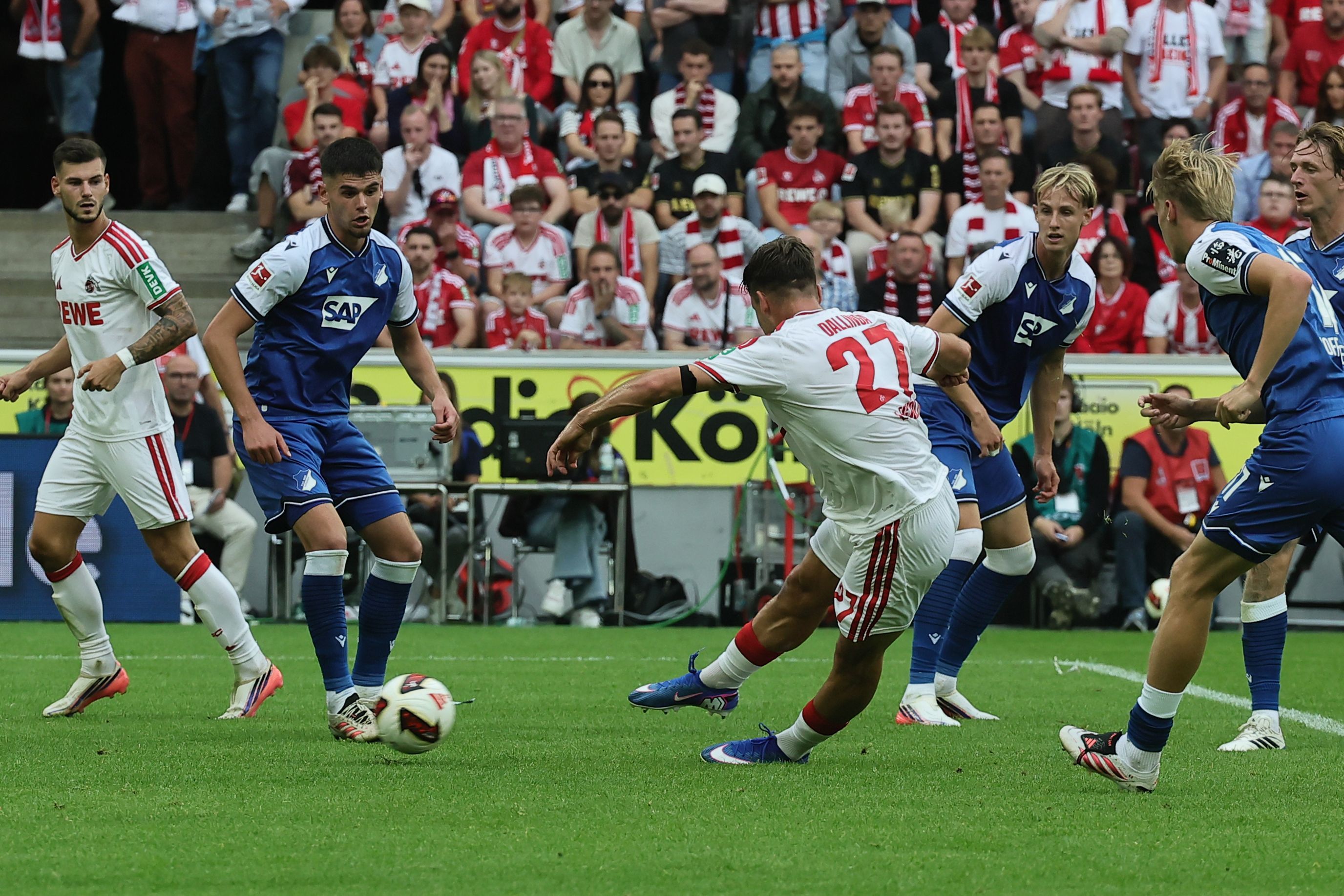 Thijs Dallinga schießt, die Hoffenheim-Spieler schauen zu.