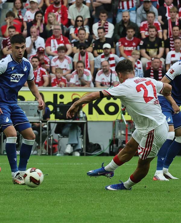 Thijs Dallinga schießt, die Hoffenheim-Spieler schauen zu.