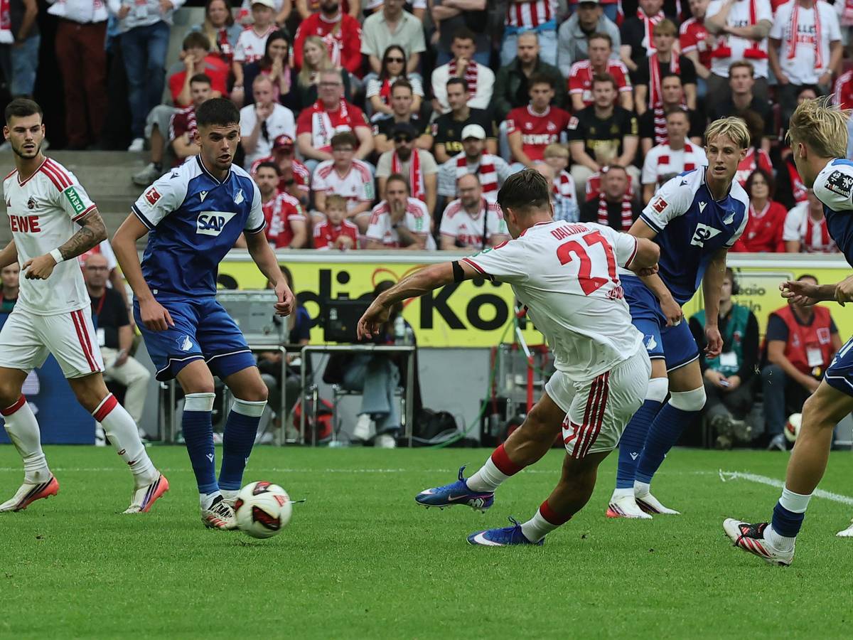 Thijs Dallinga schießt, die Hoffenheim-Spieler schauen zu.