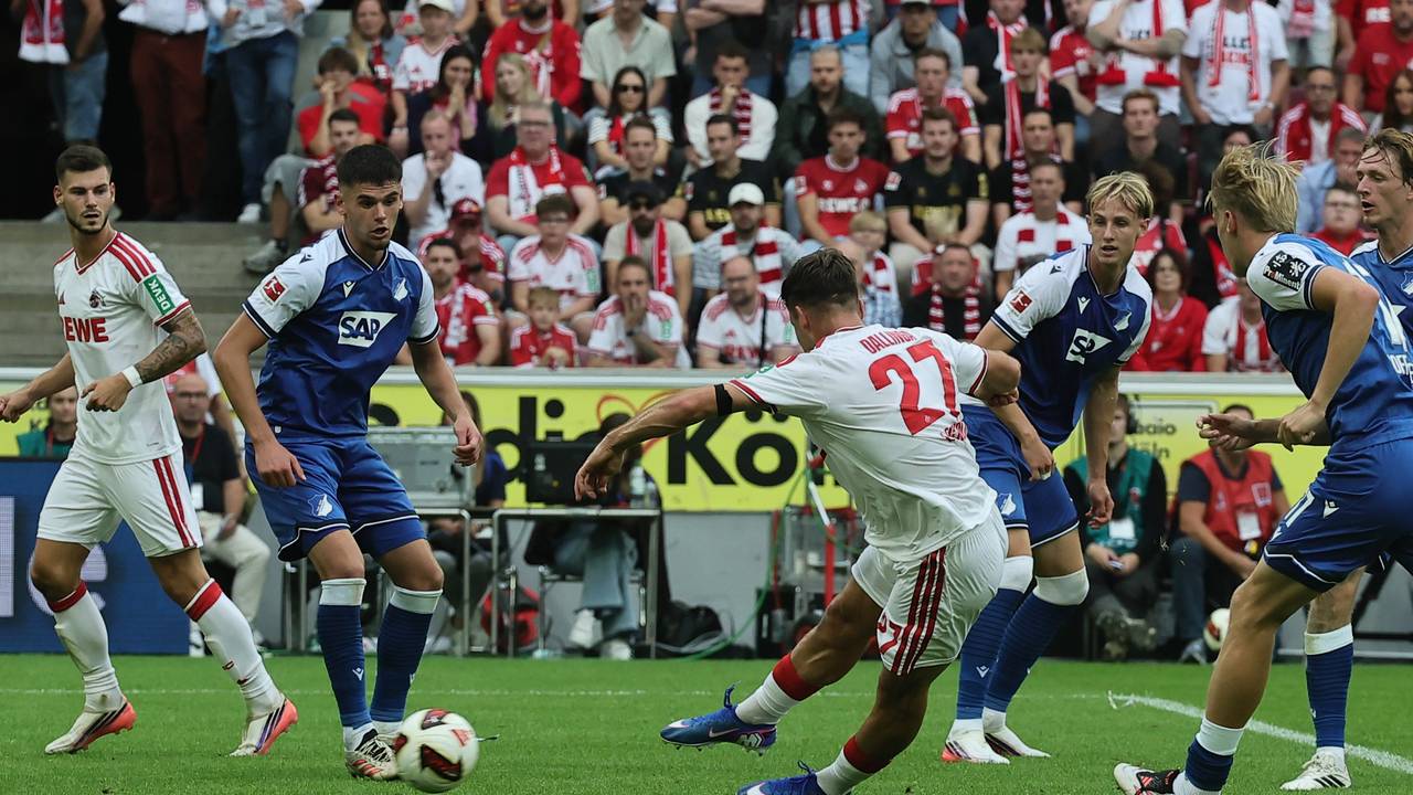 Thijs Dallinga schießt, die Hoffenheim-Spieler schauen zu.