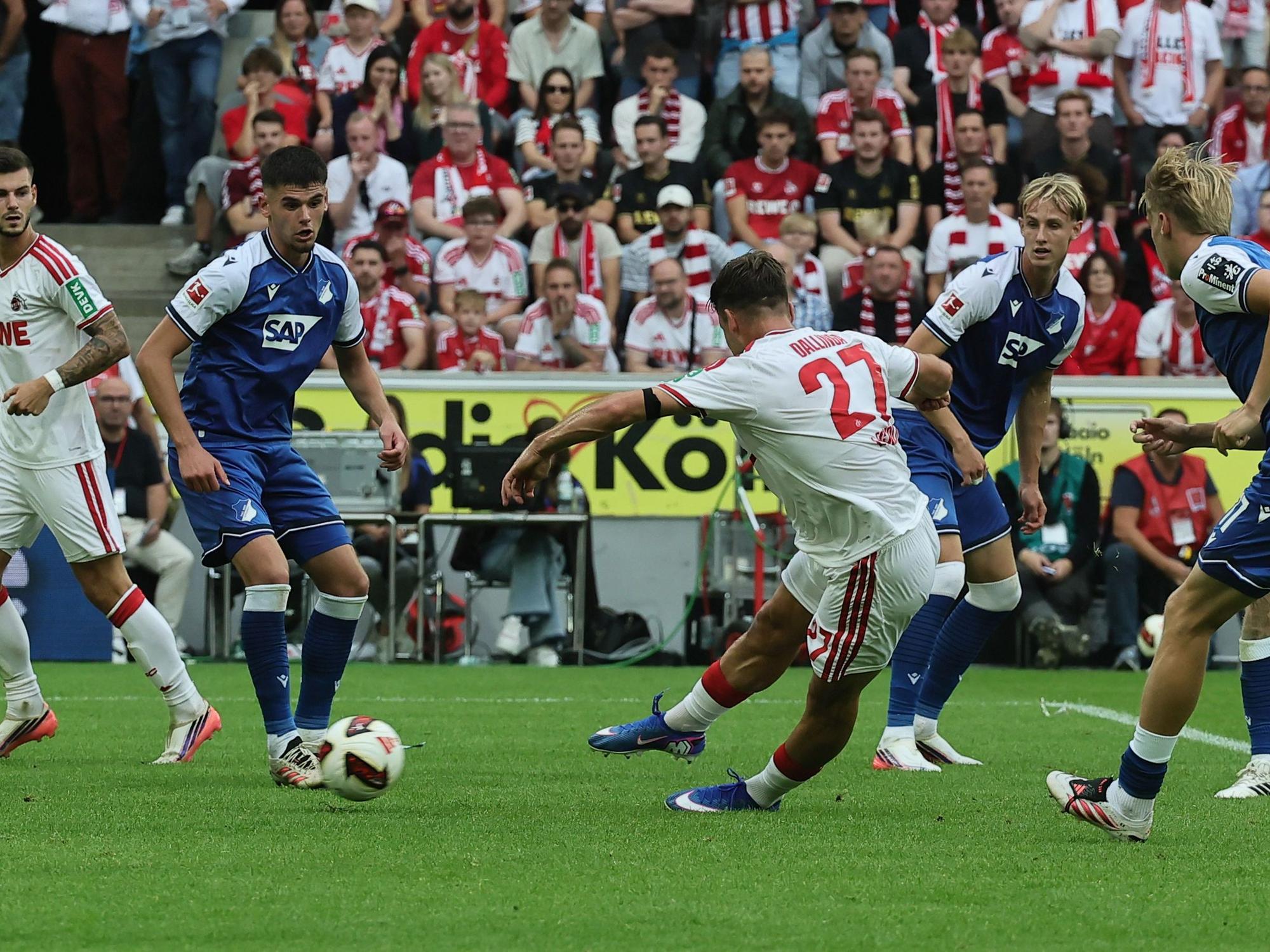 Thijs Dallinga schießt, die Hoffenheim-Spieler schauen zu.