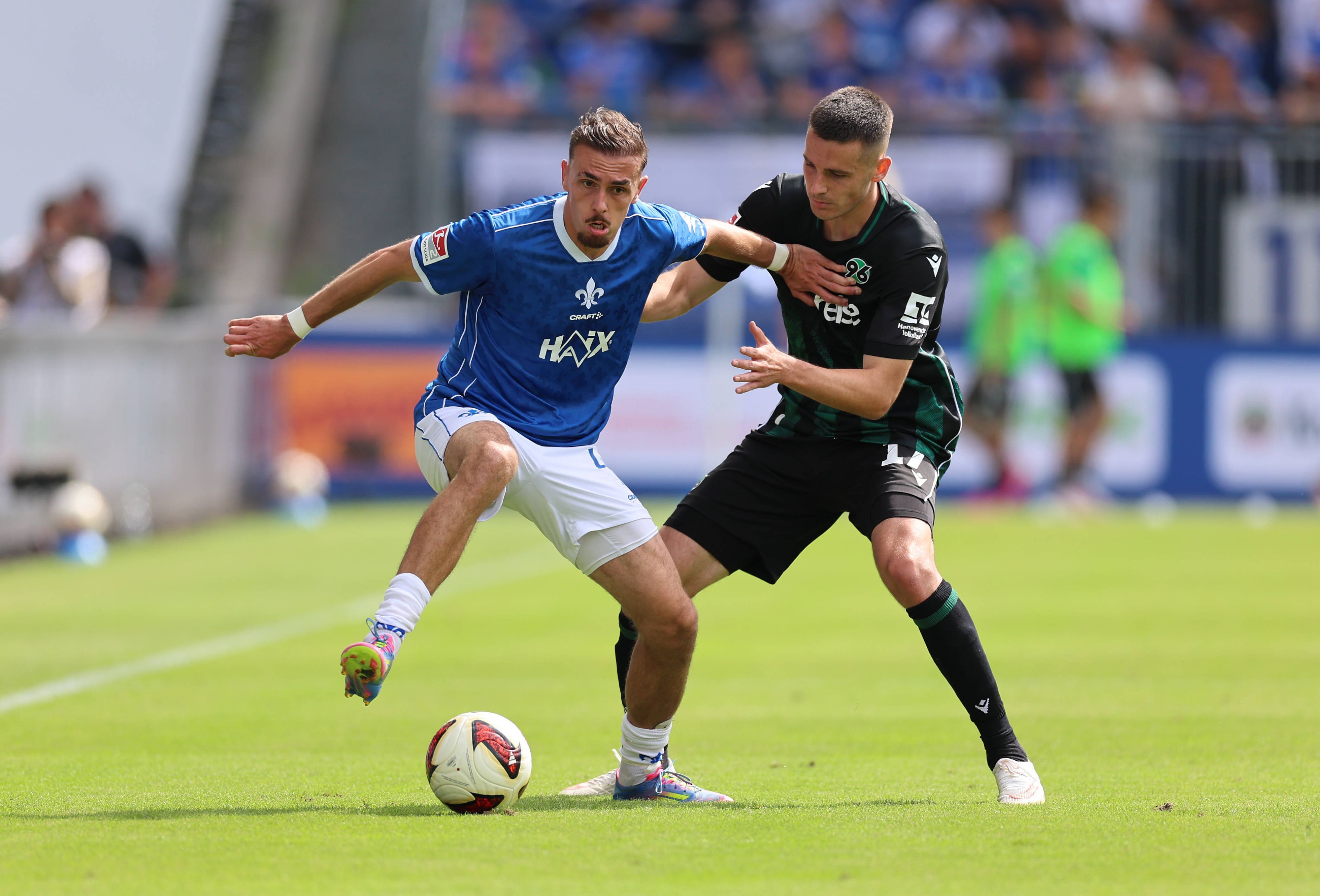 Lance Duijvestijn im Zweikampf mit Bastian Allgeier.