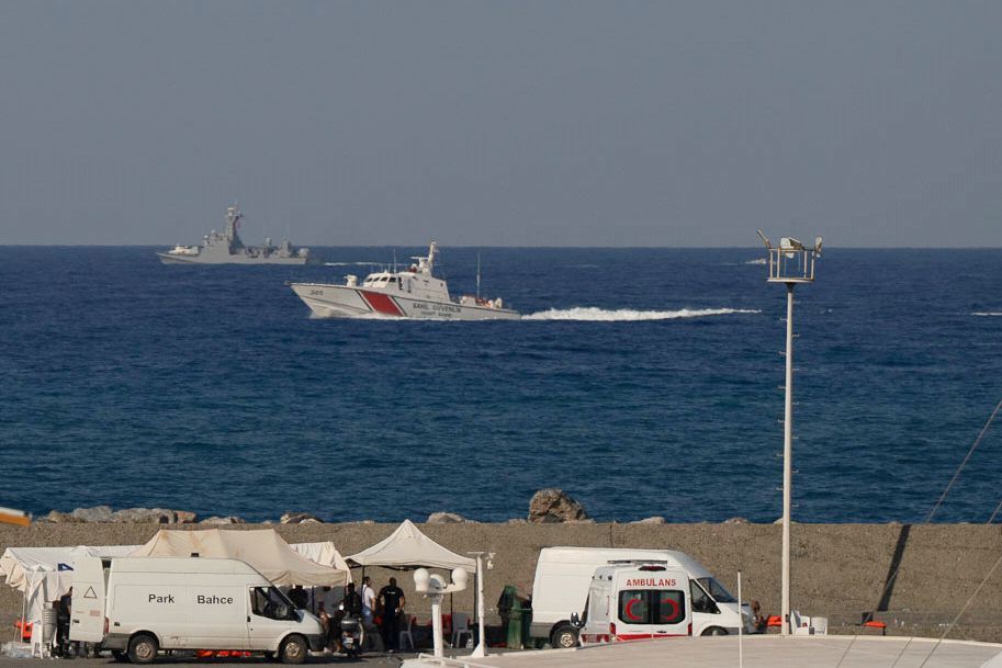 Schiffe fahren in der Nähe des Hafens von Kyrenia vorbei, während im türkisch besetzten Norden Zyperns ein Krankenwagen am Ufer geparkt ist, nachdem vor der Nordküste der Insel eine Passagierfähre gekentert war.