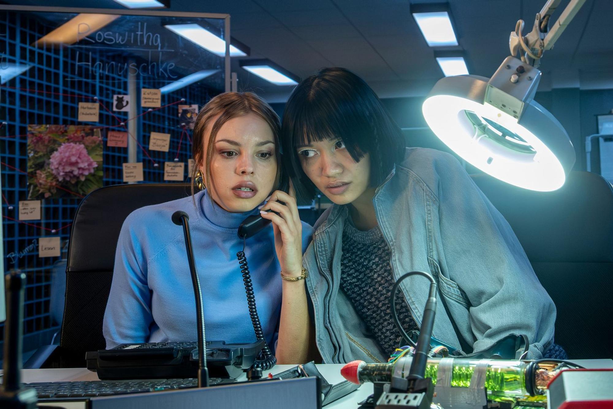 Victoria (Lea Zoë Voss, links) und Yuki (Nhung Hong) müssen eine Gruppenarbeit erledigen. (Bild: ZDF und susanne bernhard)
