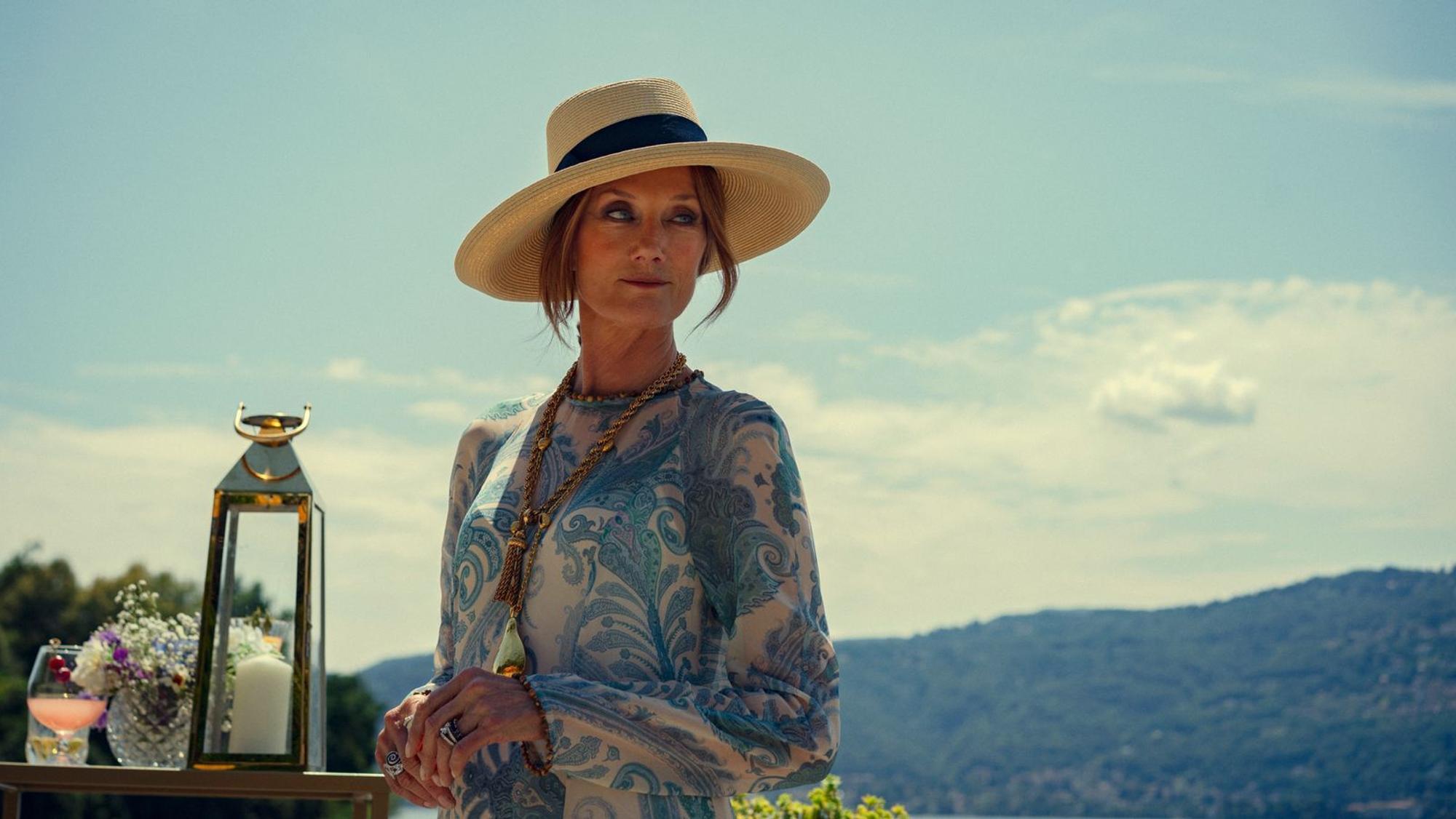 In Staffel eins wurde ziemlich deutlich suggeriert, dass Eddies und Freddys Mutter, Lady Sabrina Halstead (Joely Richardson), eine amouröse Vergangenheit mit Geoff, Wildhüter und rechte Hand der Familie, verbindet, die nicht ohne Folgen blieb. (Bild: Sanne Gault/Netflix)