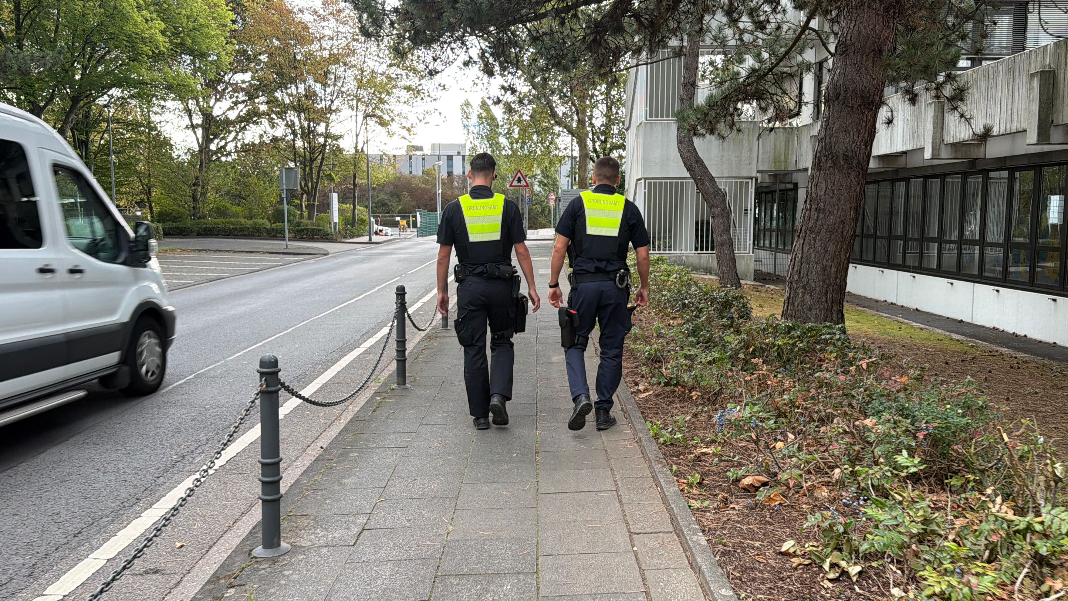 In Humboldt-Gremberg ist eine Fliegerbombe gefunden worden. Hier laufen Mitarbeiter des Ordnungsamtes die zweite Klingelrunde.