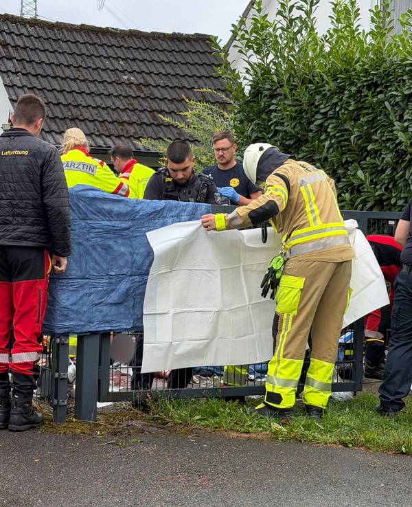 Rettungskräfte kümmern sich in Hattingen um einen schwer verletzten Mann.