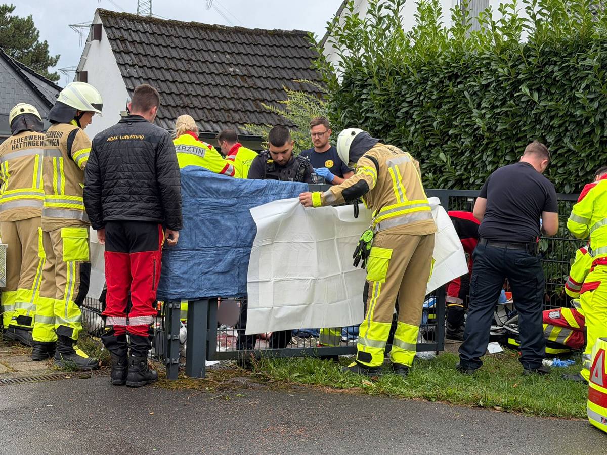 Rettungskräfte kümmern sich in Hattingen um einen schwer verletzten Mann.