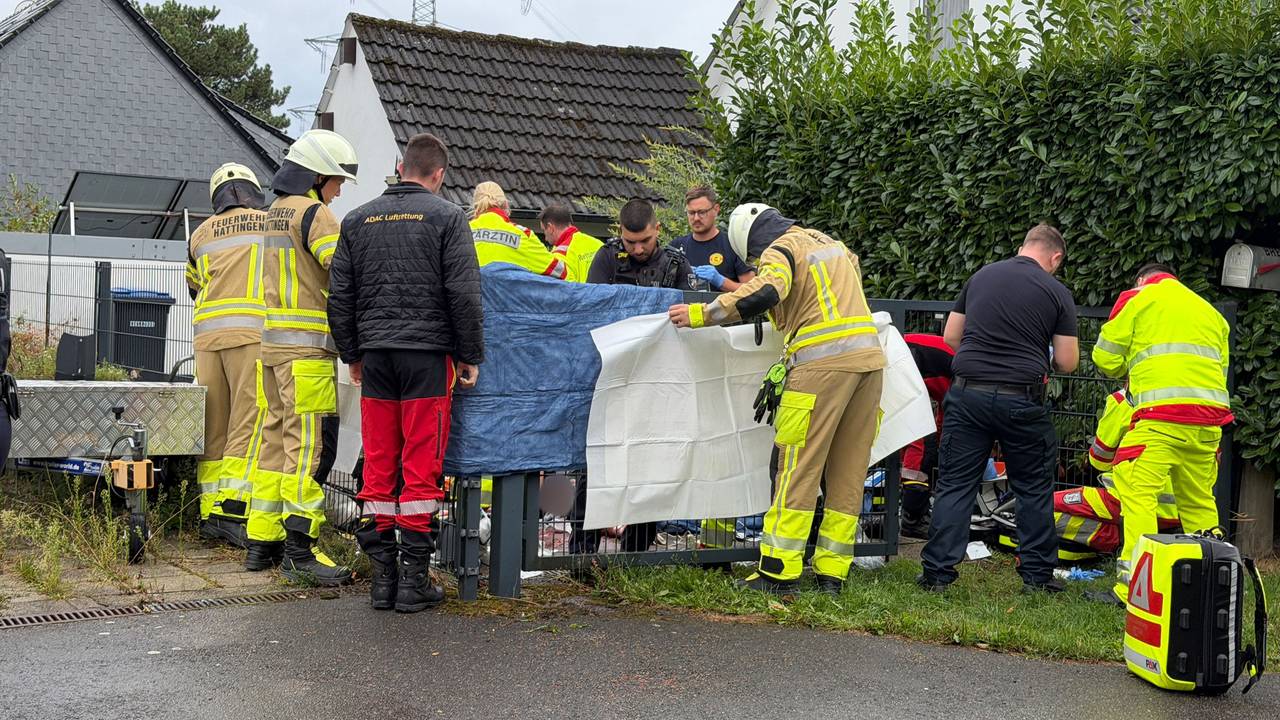 Rettungskräfte kümmern sich in Hattingen um einen schwer verletzten Mann.
