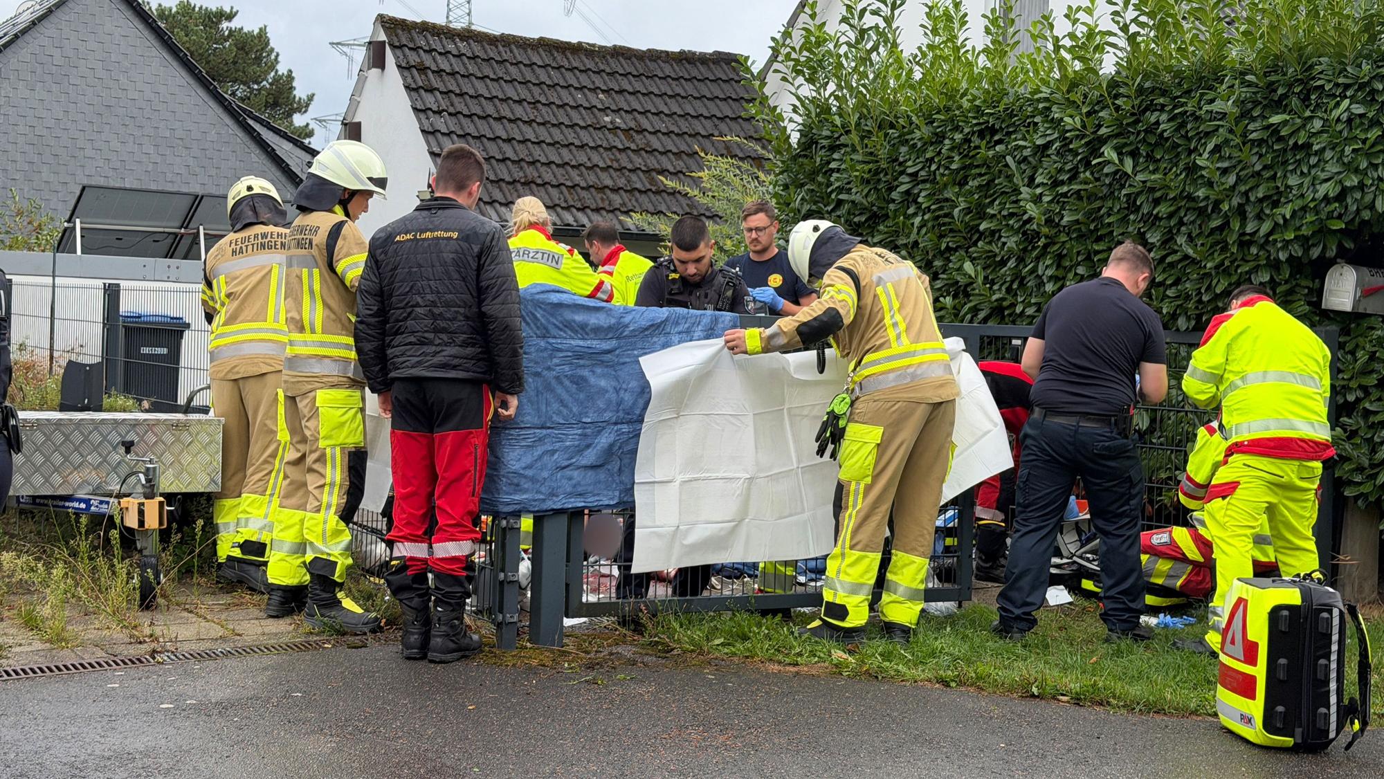 Rettungskräfte kümmern sich in Hattingen um einen schwer verletzten Mann.
