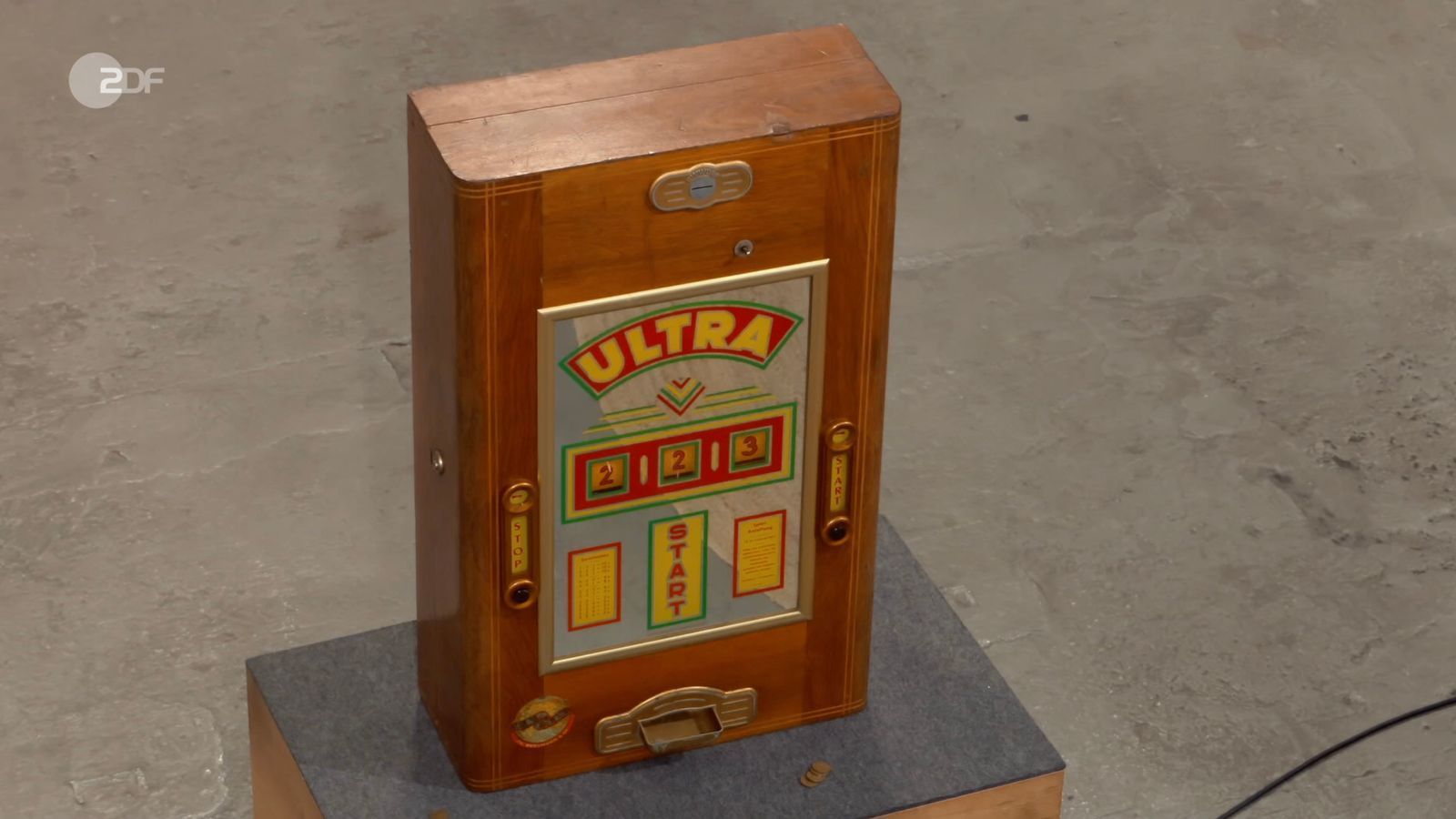 Einen frühen Geldspielautomaten „Ultra“ aus Holz datierte Detlev Kümmel in den späten 1950er Jahren.  (Bild: ZDF)