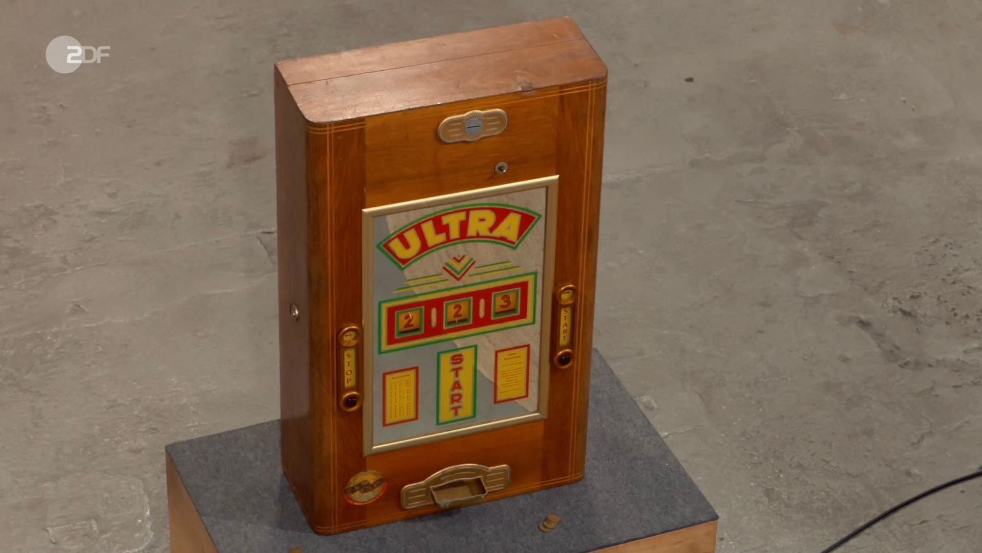 Einen frühen Geldspielautomaten „Ultra“ aus Holz datierte Detlev Kümmel in den späten 1950er Jahren. (Bild: ZDF)