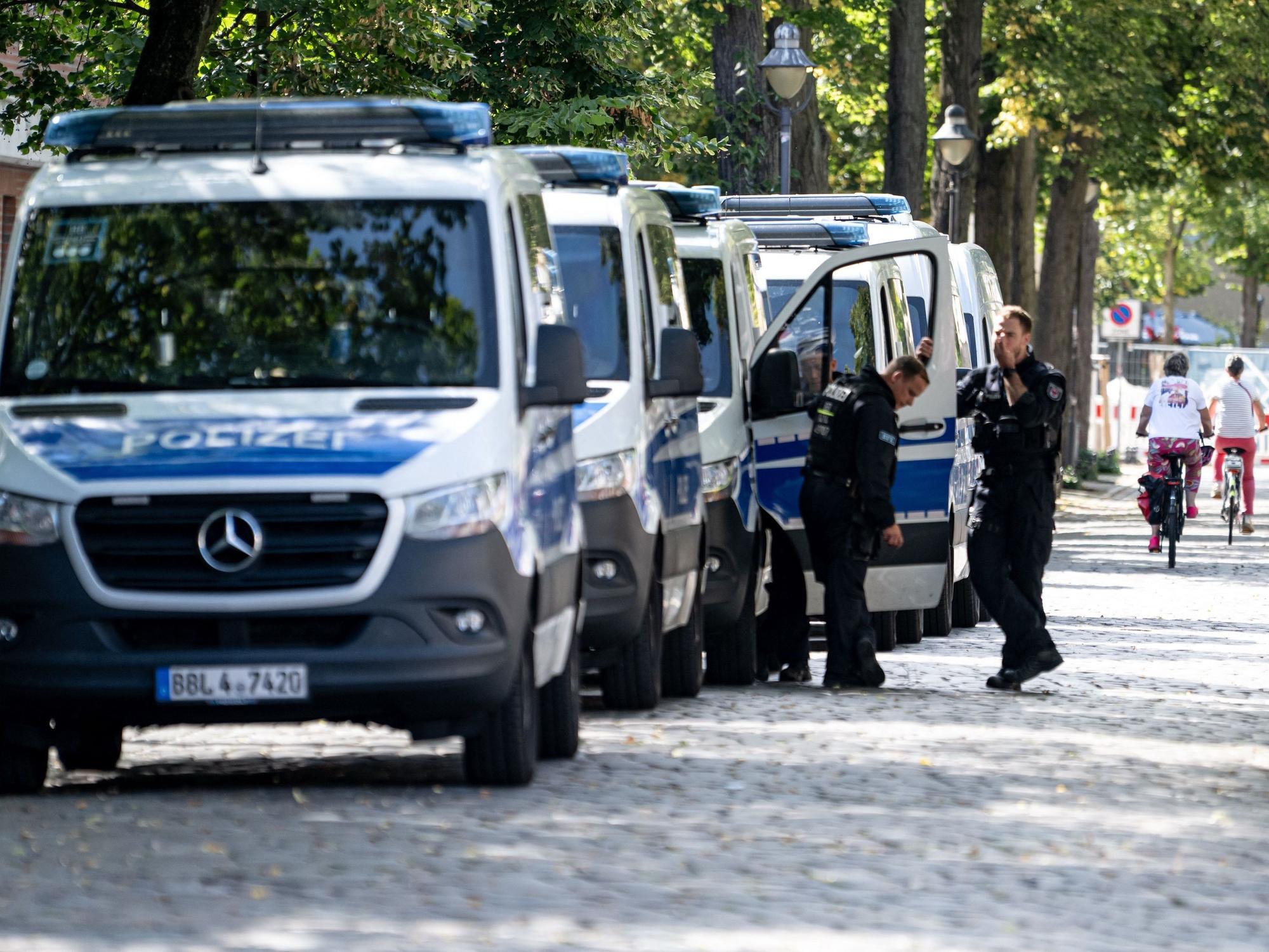 Ein Mann soll am Morgen eine Frau in der Innenstadt von Erkner in Brandenburg getötet haben (Symbolbild).