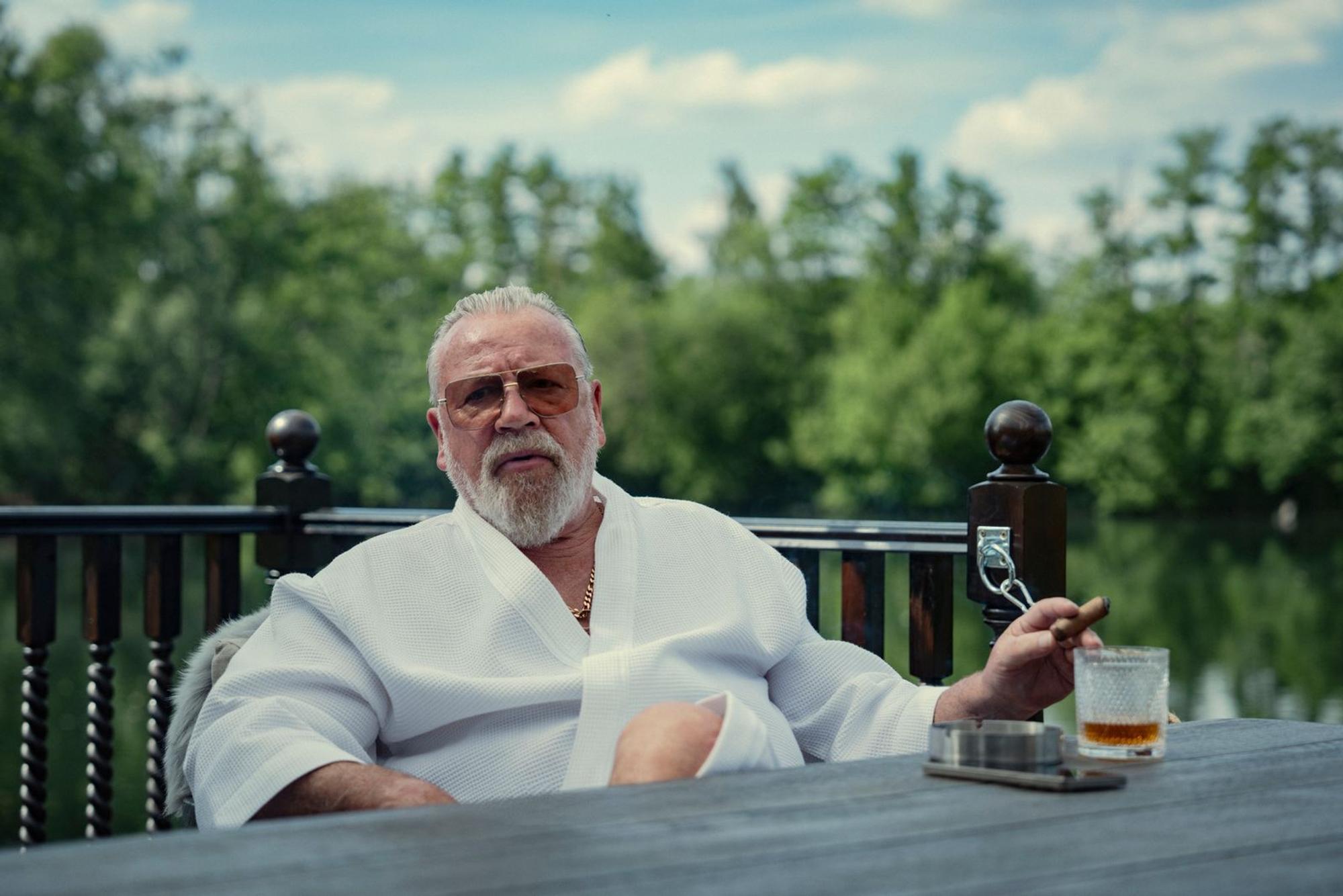 Manchmal vergisst man, dass Susies Vater, der Gangster Bobby Glass (Ray Winstone), im Gefängnis ist, so gemütlich und pittoresk hat er es dort. (Bild: Christopher Raphael/Netflix)