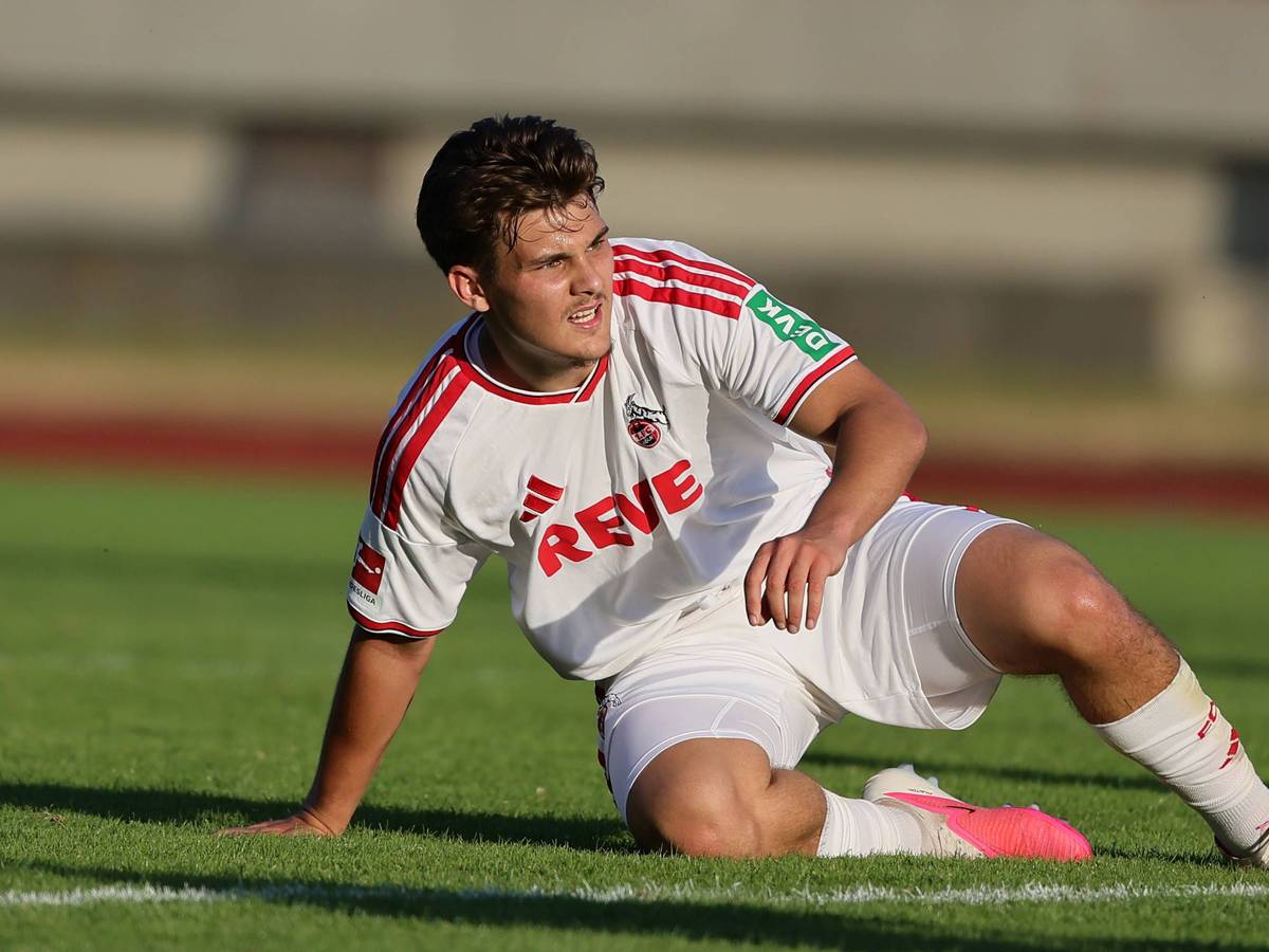Beim Spiel des 1. FC Köln sitzt Patrik Kristal auf dem Rasen.