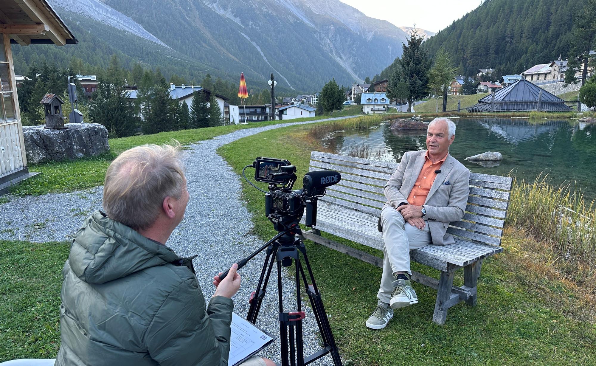 Holger Villmow (links) filmte Unternehmer Hubert Peer in Südtirol und die Geschichte seines Lebens.