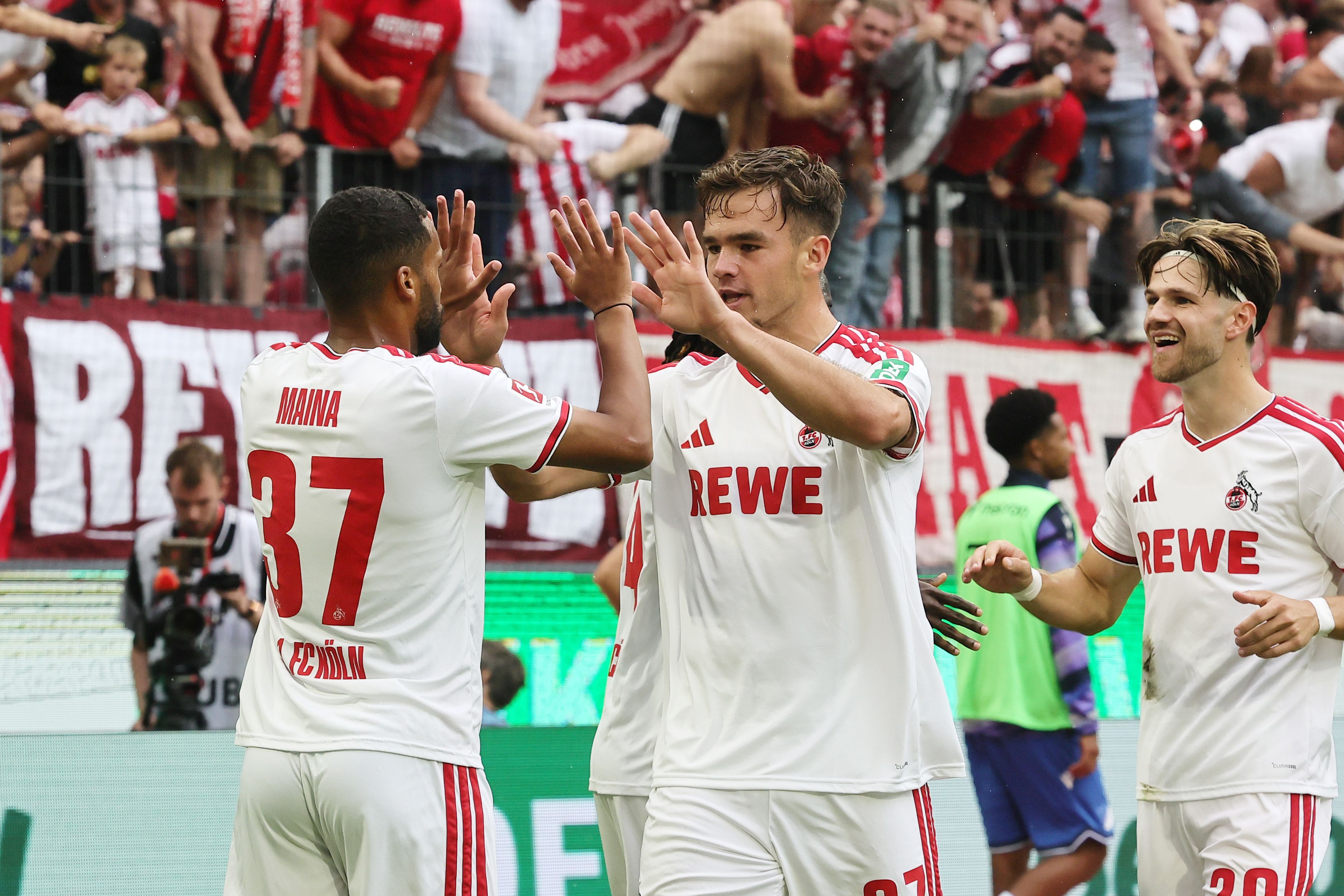 Thijs Dallinga (1. FC Köln) jubelt beim Sieg über Hoffenheim.