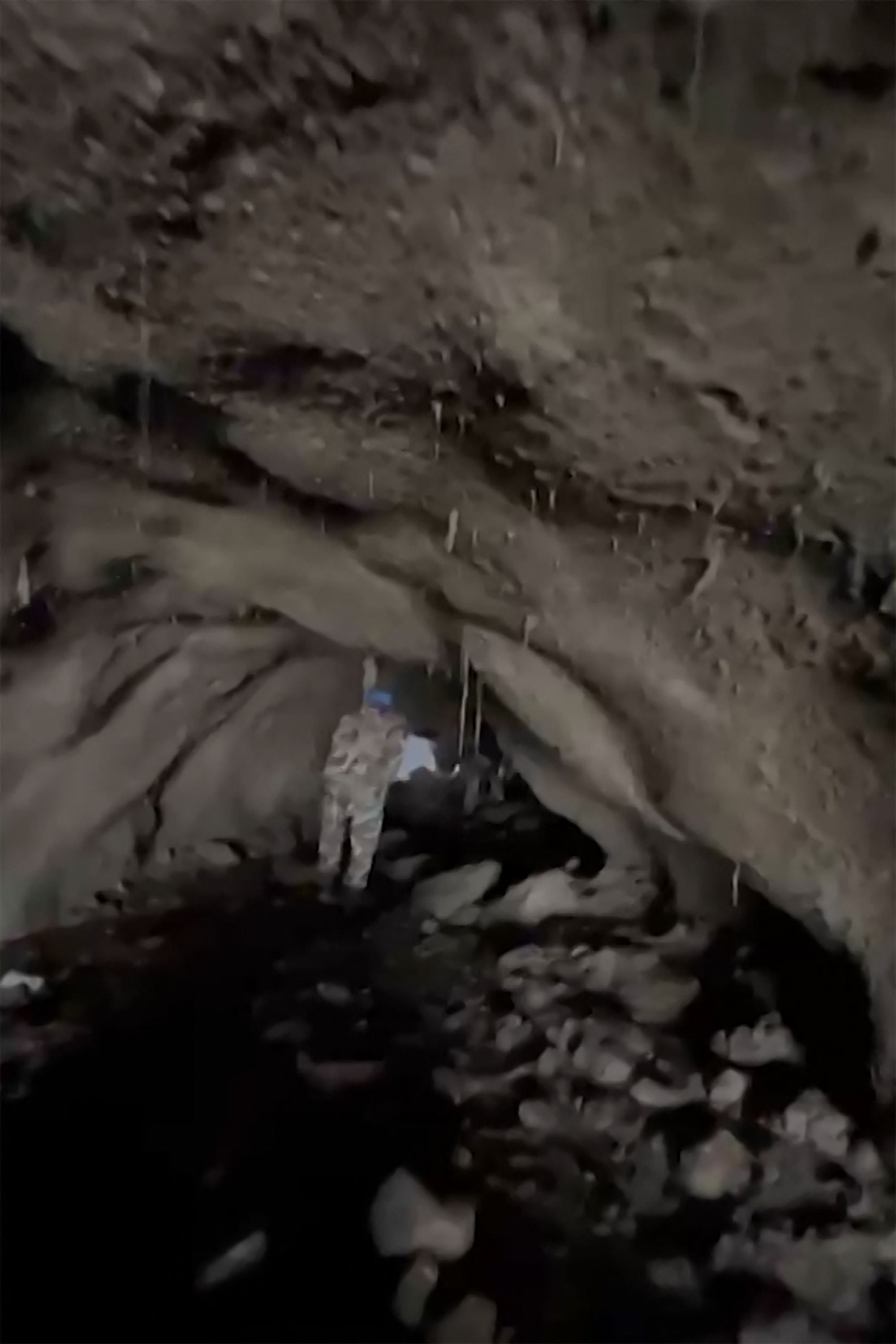 Dieser Ausschnitt aus einem undatierten Video, das am 31. August vom nepalesischen Innenministerium veröffentlicht wurde, zeigt einen Soldaten, der für Rettungsmaßnahmen durch einen Tunnel geht, um Arbeiter zu befreien.