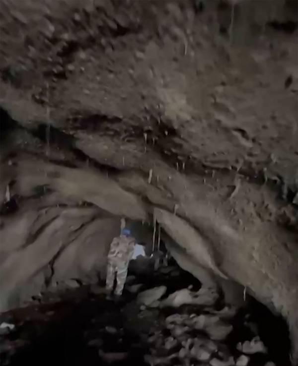 Dieser Ausschnitt aus einem undatierten Video, das am 31. August vom nepalesischen Innenministerium veröffentlicht wurde, zeigt einen Soldaten, der für Rettungsmaßnahmen durch einen Tunnel geht, um Arbeiter zu befreien.