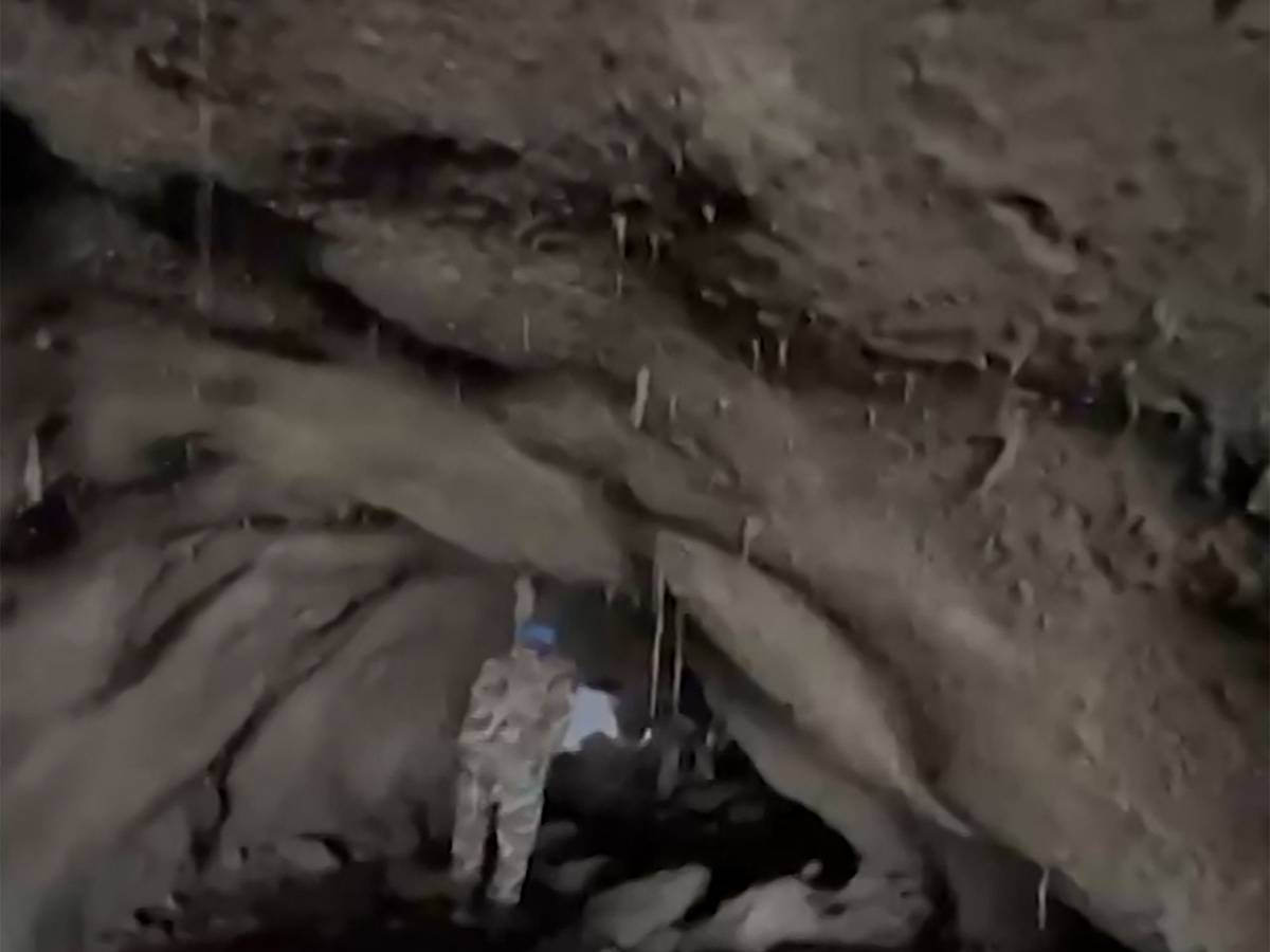 Dieser Ausschnitt aus einem undatierten Video, das am 31. August vom nepalesischen Innenministerium veröffentlicht wurde, zeigt einen Soldaten, der für Rettungsmaßnahmen durch einen Tunnel geht, um Arbeiter zu befreien.
