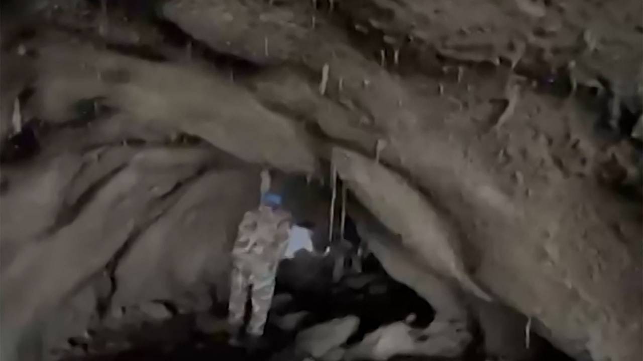 Dieser Ausschnitt aus einem undatierten Video, das am 31. August vom nepalesischen Innenministerium veröffentlicht wurde, zeigt einen Soldaten, der für Rettungsmaßnahmen durch einen Tunnel geht, um Arbeiter zu befreien.