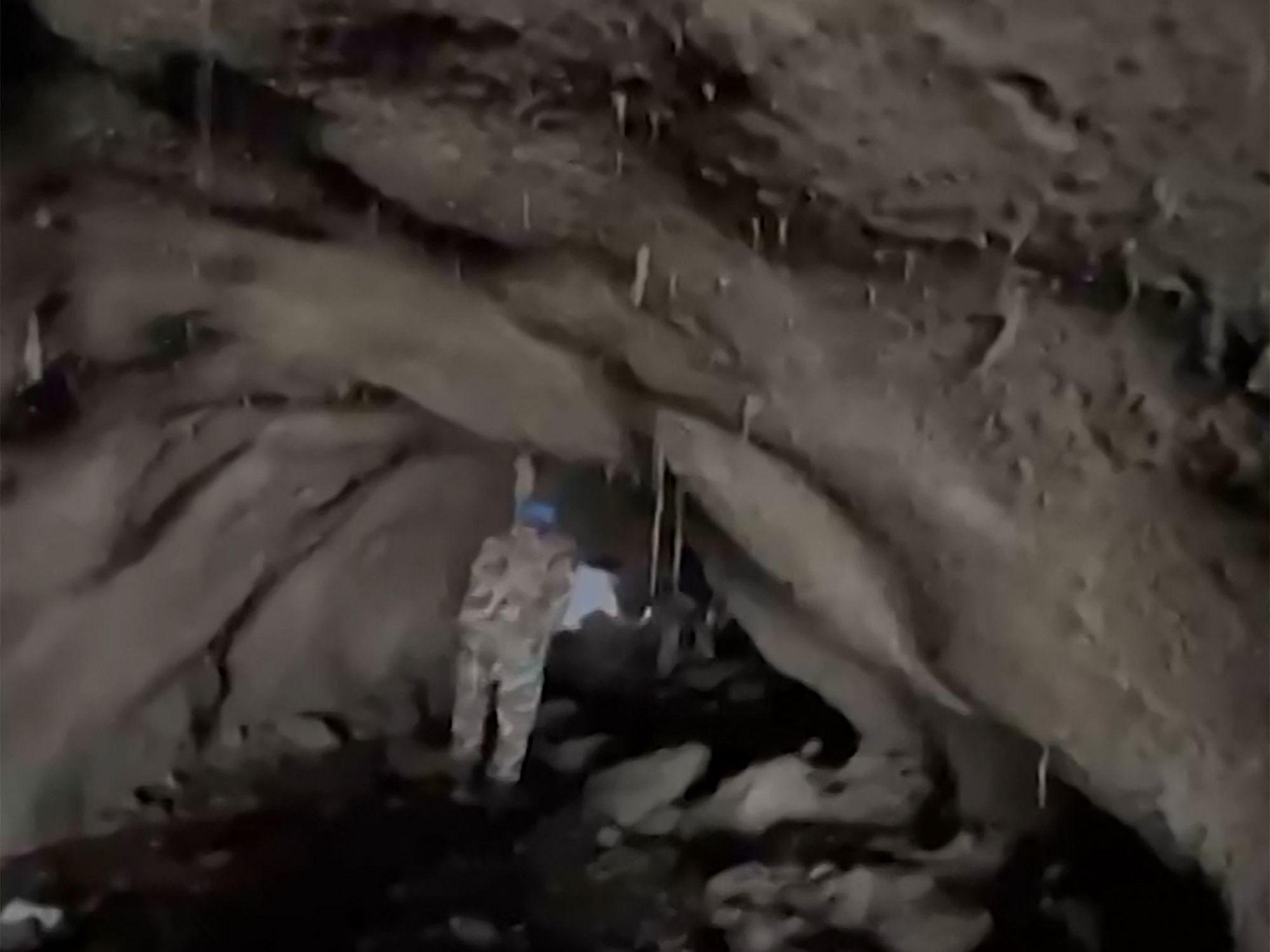 Dieser Ausschnitt aus einem undatierten Video, das am 31. August vom nepalesischen Innenministerium veröffentlicht wurde, zeigt einen Soldaten, der für Rettungsmaßnahmen durch einen Tunnel geht, um Arbeiter zu befreien.