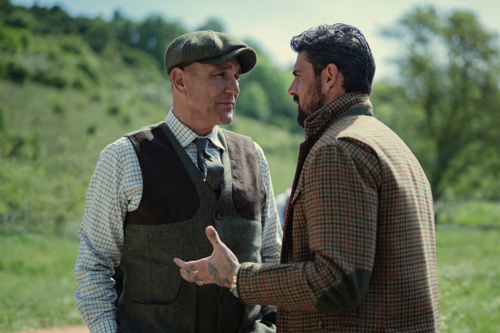 Leg dich nicht mir Geoff (Vinnie Jones, links) an. Der Wildhüter ist schon seit Urzeiten Teil der Familie Halstead und die rechte Hand von Eddie. Er traut dem Gangster Cico (Michele Morrone) nicht. (Bild: Christopher Raphael/Netflix)