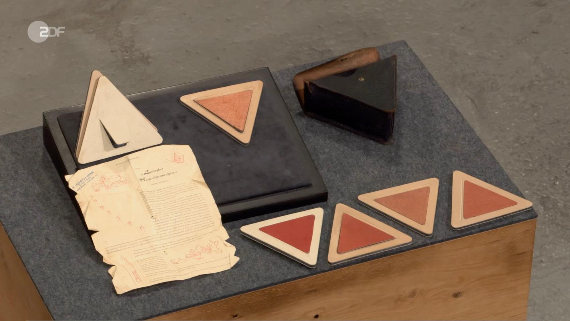 Alte Warndreiecke mit dem Namen „Lübecker Heinzelmännchen“ wurden laut Detlev Kümmel 1956 von Ewald Kongsbak erfunden und patentiert. (Bild: ZDF)
