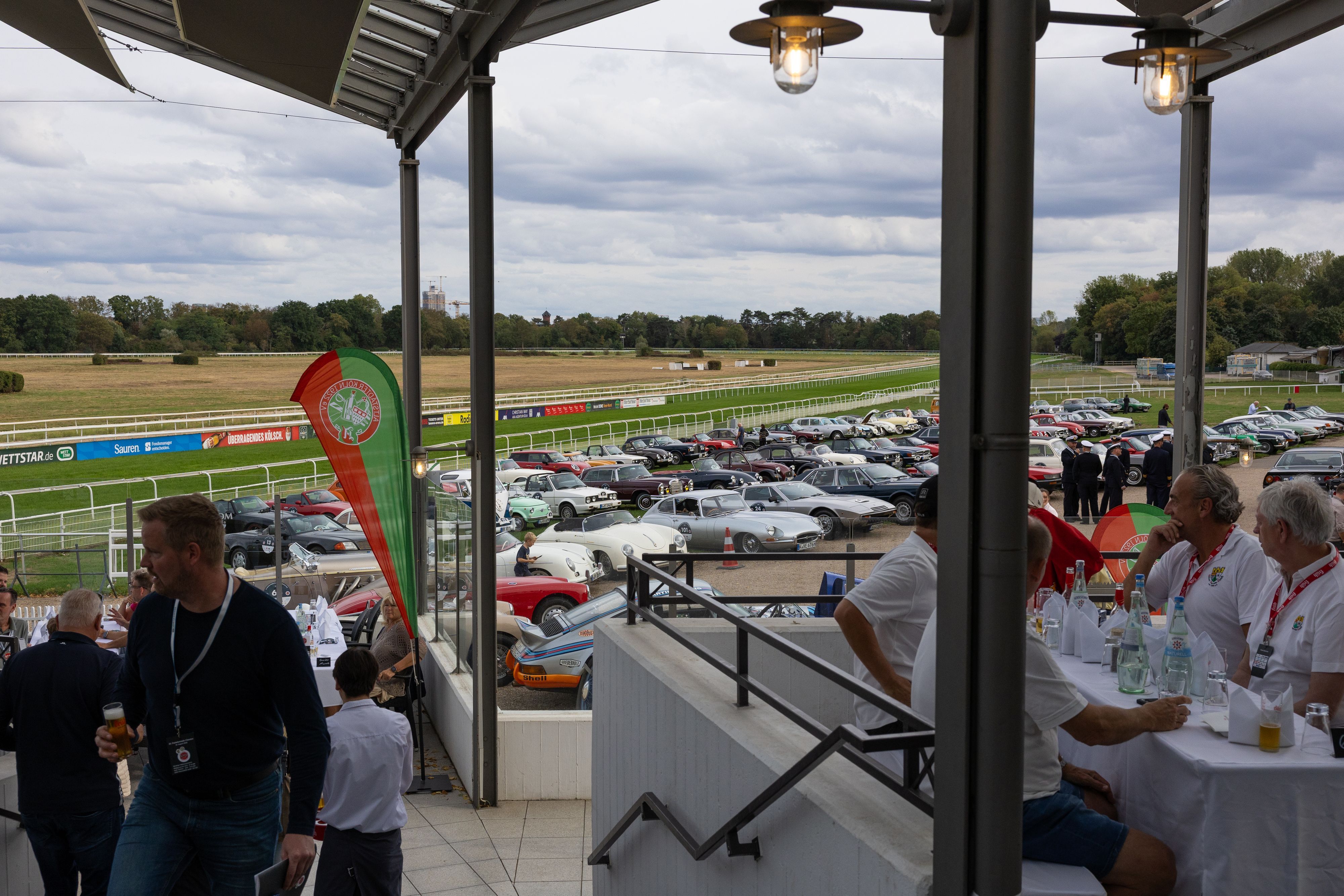 Alle Autos der „Fastelovends Classics“ auf der Galopprennbahn.