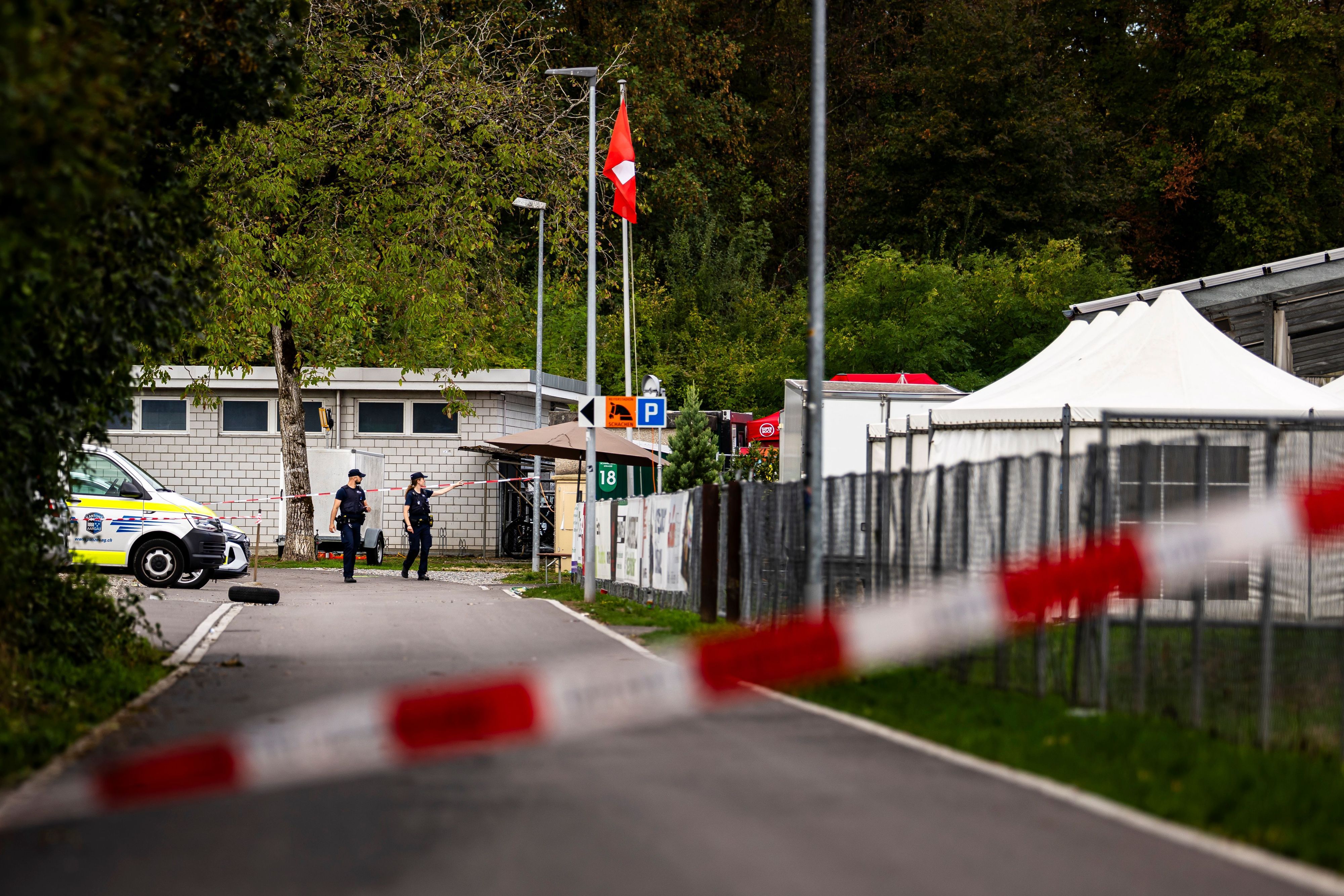 Polizisten stehen Wache nach tödlichen Schüssen in der Nacht zum Sonntag.