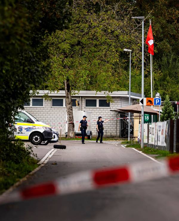 Polizisten stehen Wache nach tödlichen Schüssen in der Nacht zum Sonntag.