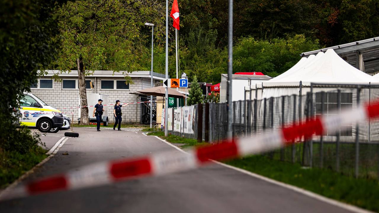 Polizisten stehen Wache nach tödlichen Schüssen in der Nacht zum Sonntag.