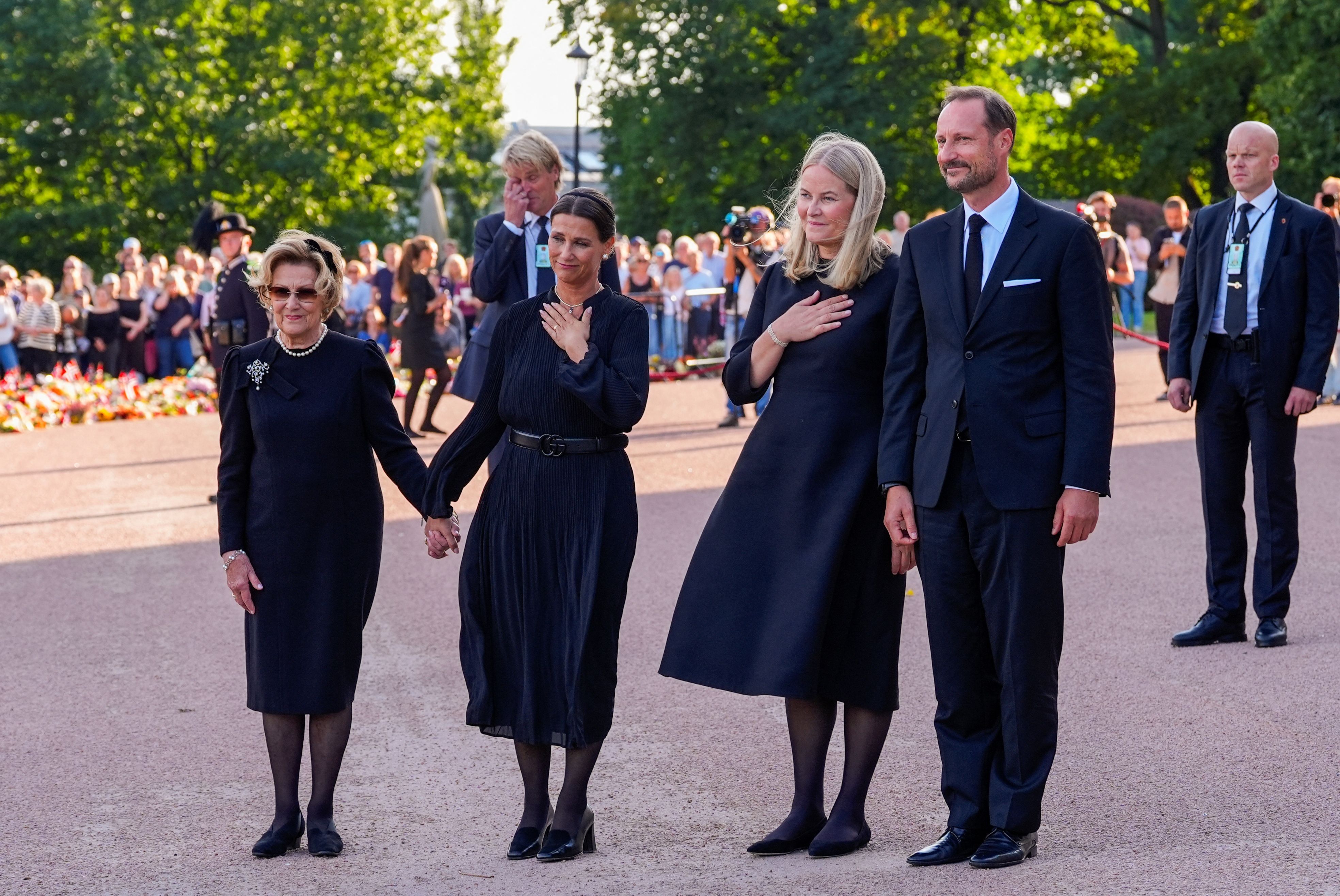 Königin Mette-Marit, Königin Sonja, Prinzessin Märtha Louise und König Haakon (l-r) kommen auf den Schlossplatz, um die Menschen zu begrüßen und das Meer aus Blumen und Grußbotschaften zu betrachten, das Trauernde vier Tage nach dem Tod von König Harald V. dort niedergelegt haben.