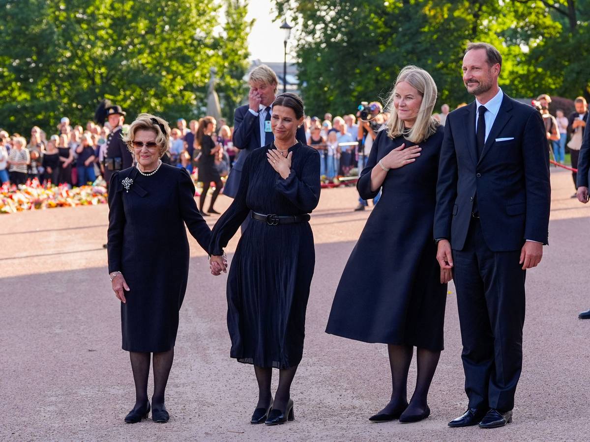 Königin Mette-Marit, Königin Sonja, Prinzessin Märtha Louise und König Haakon (l-r) kommen auf den Schlossplatz, um die Menschen zu begrüßen und das Meer aus Blumen und Grußbotschaften zu betrachten, das Trauernde vier Tage nach dem Tod von König Harald V. dort niedergelegt haben.