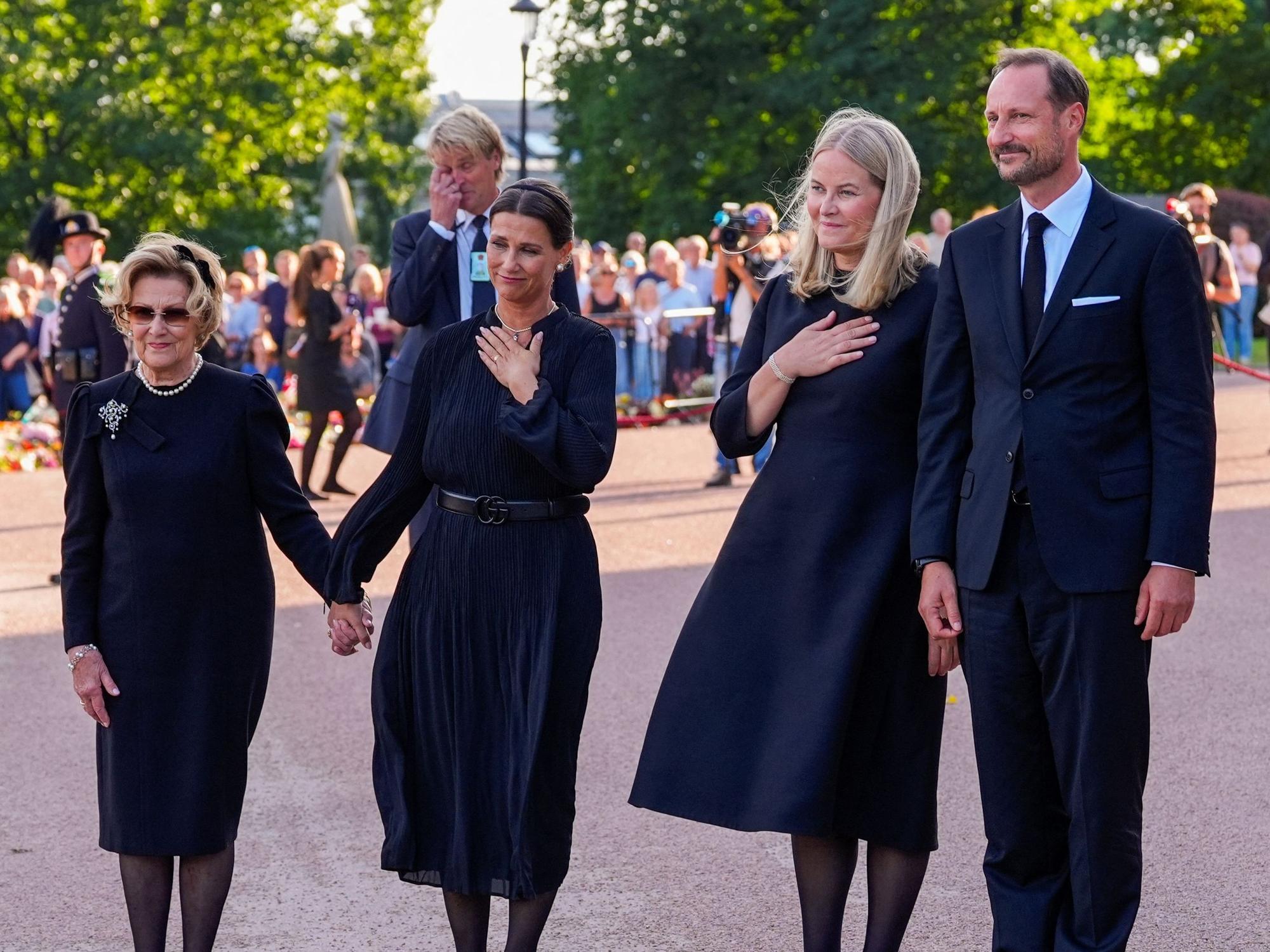 Königin Sonja, Prinzessin Märtha Louise, Königin Mette-Marit und König Haakon (l-r) kommen auf den Schlossplatz, um die Menschen zu begrüßen und das Meer aus Blumen und Grußbotschaften zu betrachten, das Trauernde vier Tage nach dem Tod von König Harald V. dort niedergelegt haben.