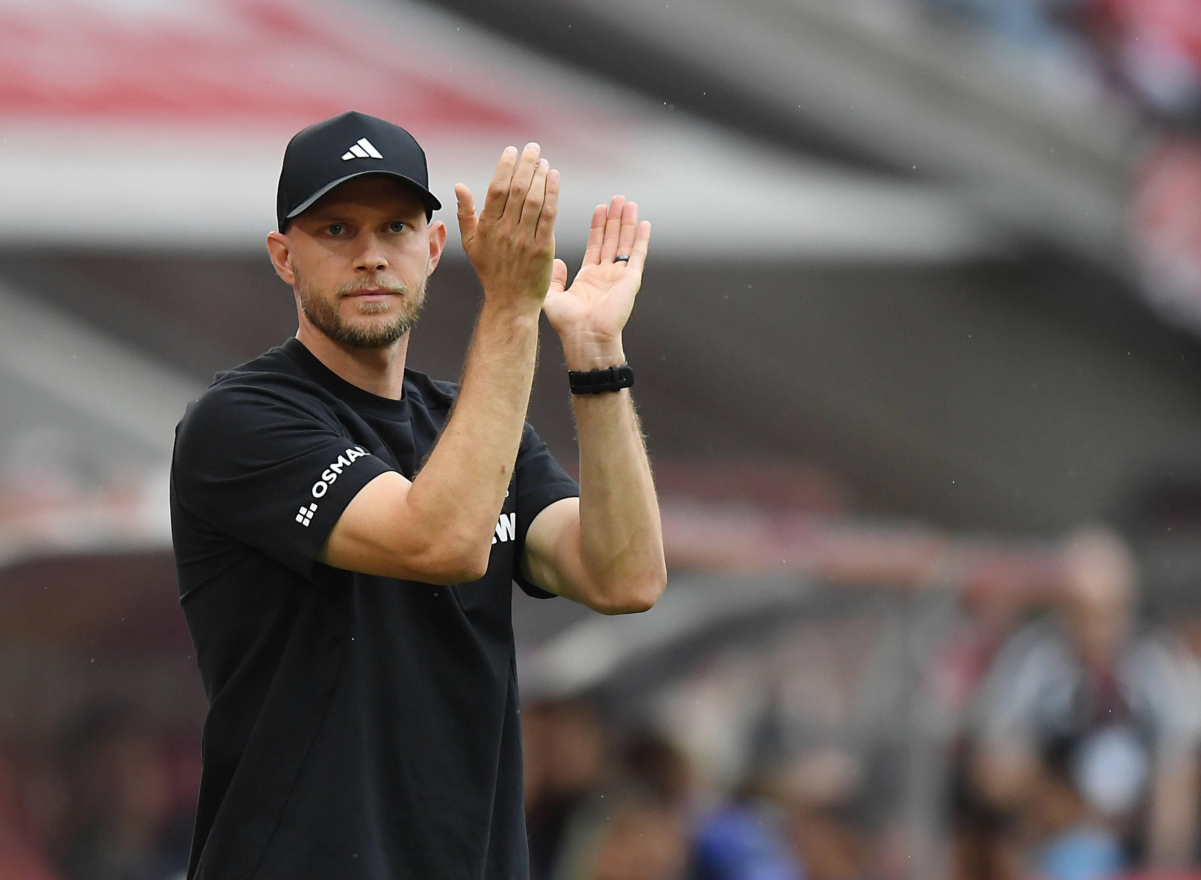 Trainer René Wagner (1. FC Köln) steht an der Seitenlinie und klatscht in die Hände beim Auftaktsieg in der Bundesliga gegen Hoffenheim.